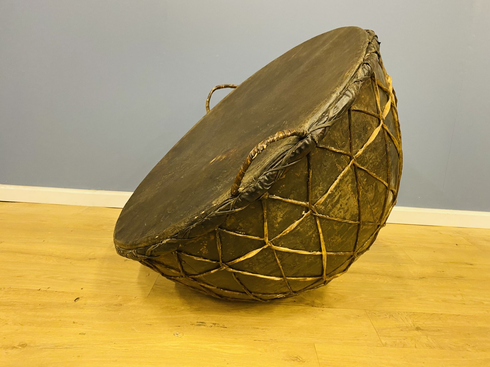 Contemporary African drum on metal stand - Image 4 of 6