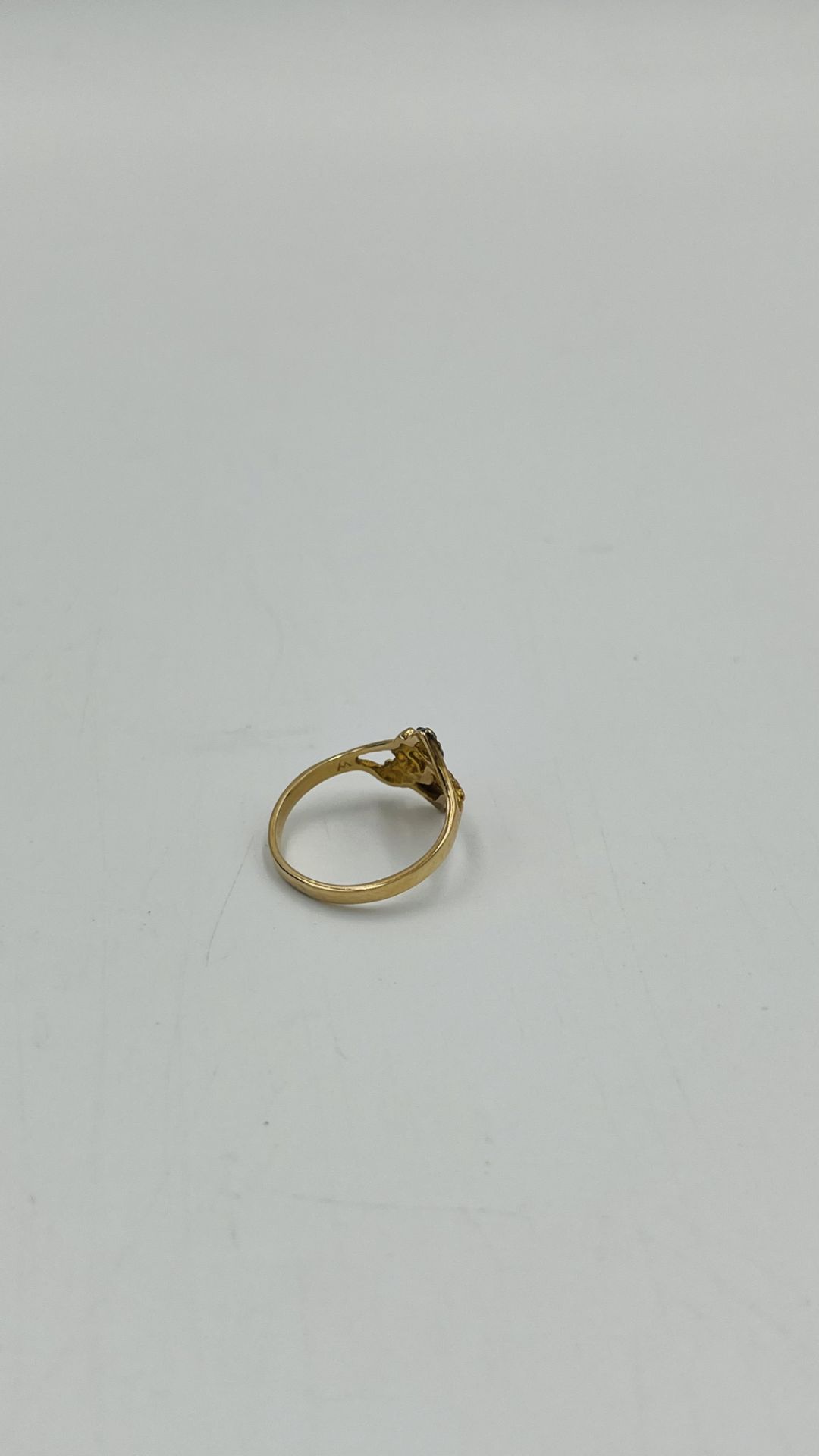 10ct gold ring together with a matching pair of 10ct gold earrings - Bild 4 aus 6