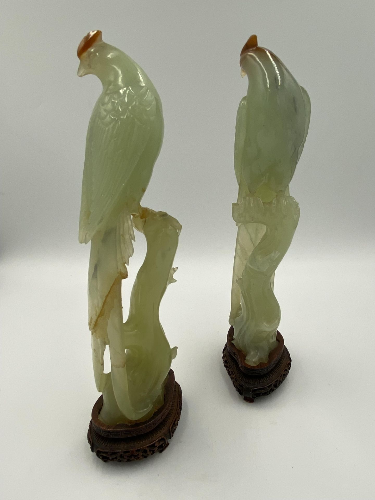 Pair of early 20th century chinese carved jade birds resting on tree stumps - Image 8 of 12