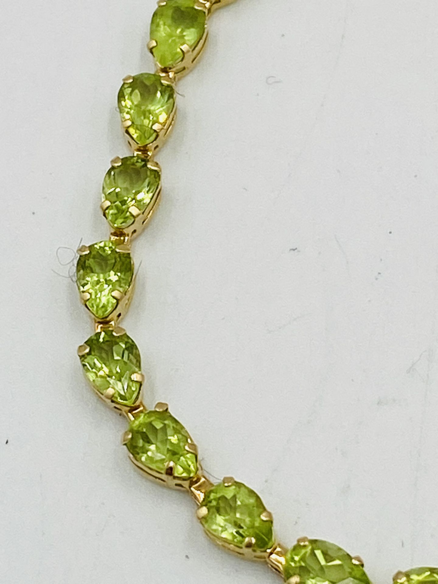 14ct gold bracelet set with green stones - Image 4 of 5