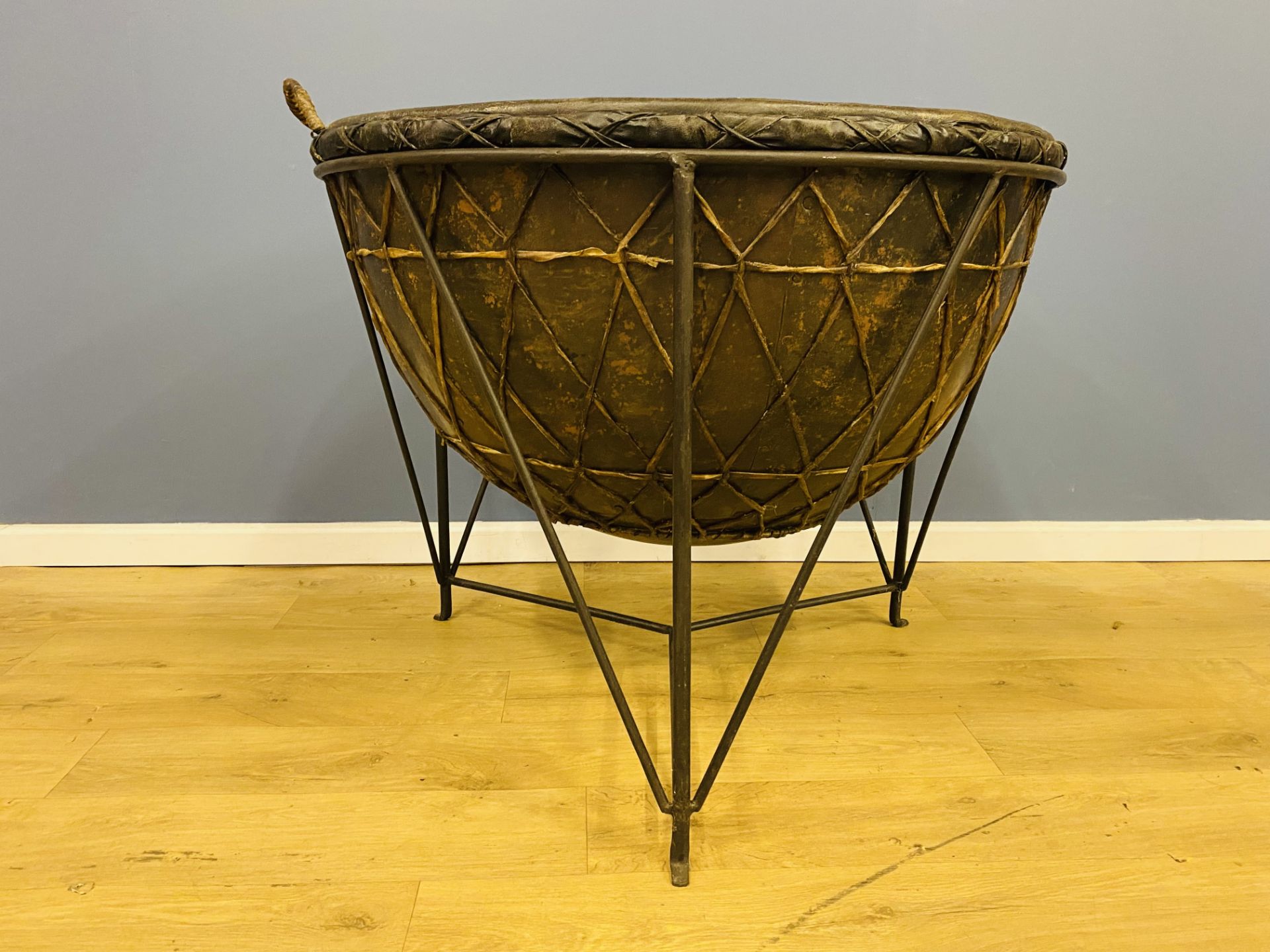 Contemporary African drum on metal stand - Image 5 of 6