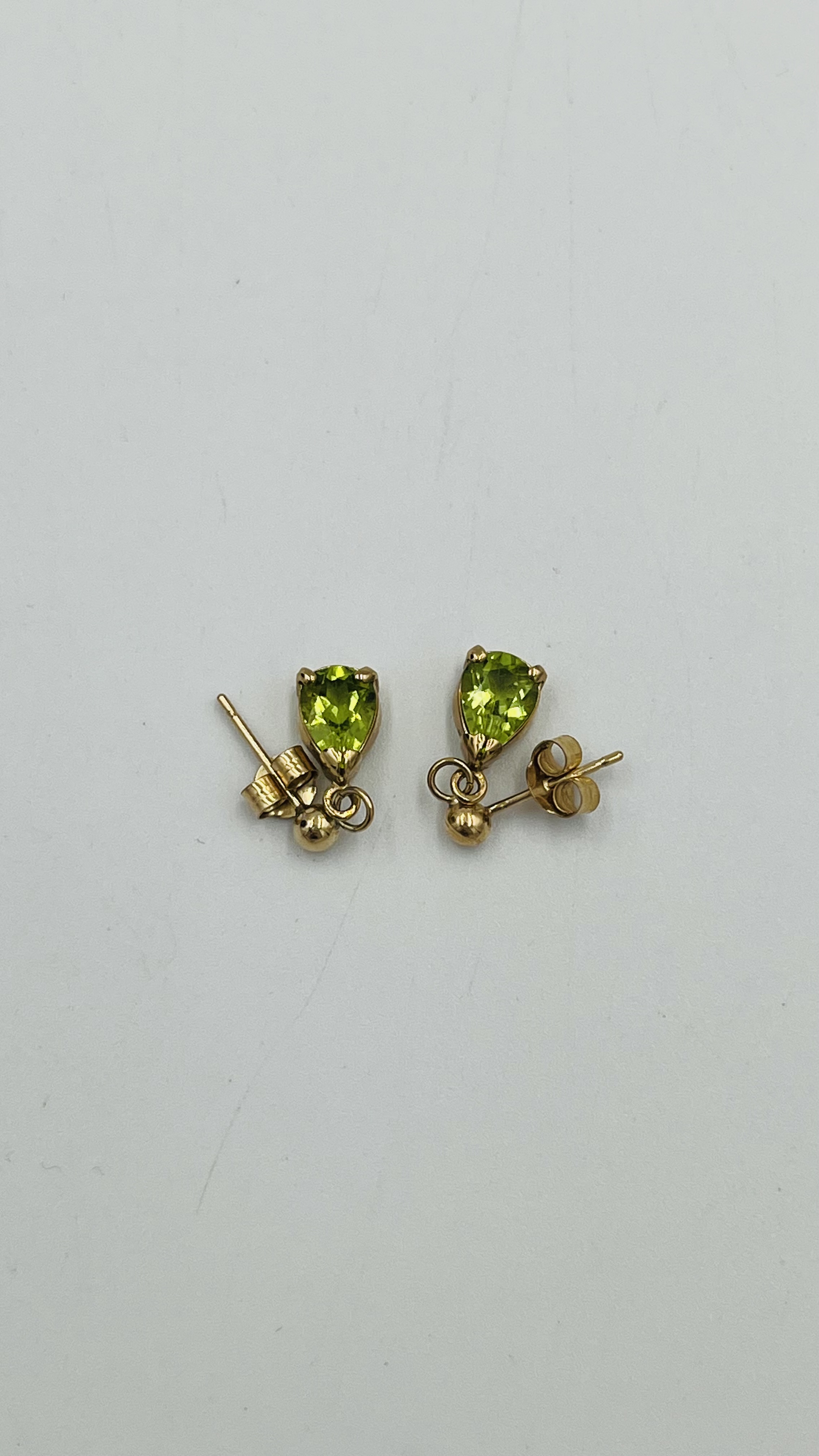 Pair of 9ct gold earrings - Image 3 of 3