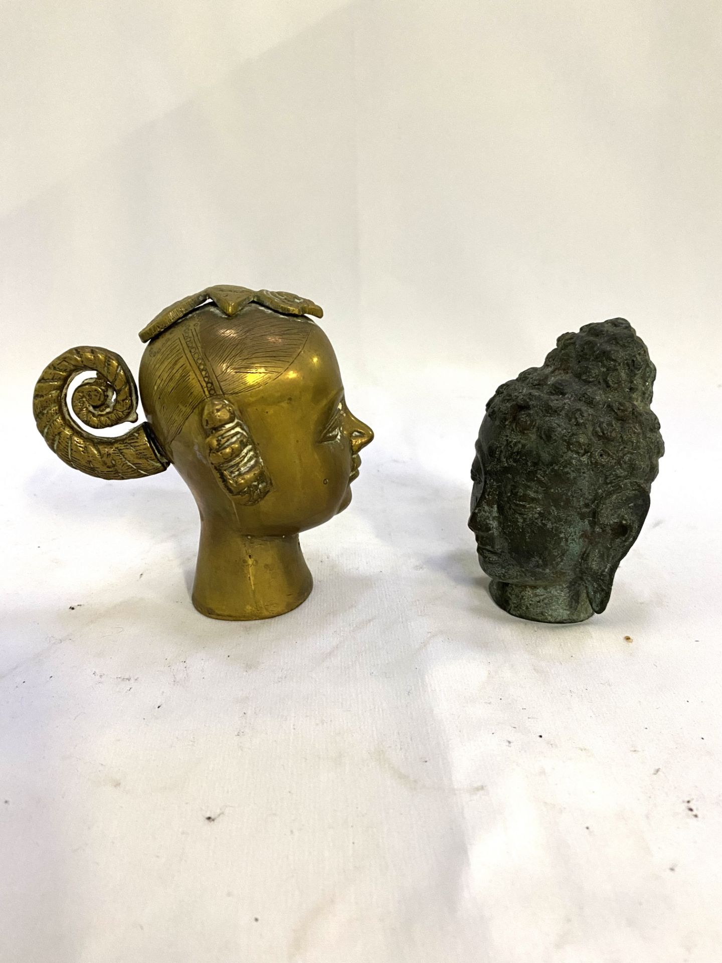 Two Chinese cast bronze Buddha heads - Bild 3 aus 4