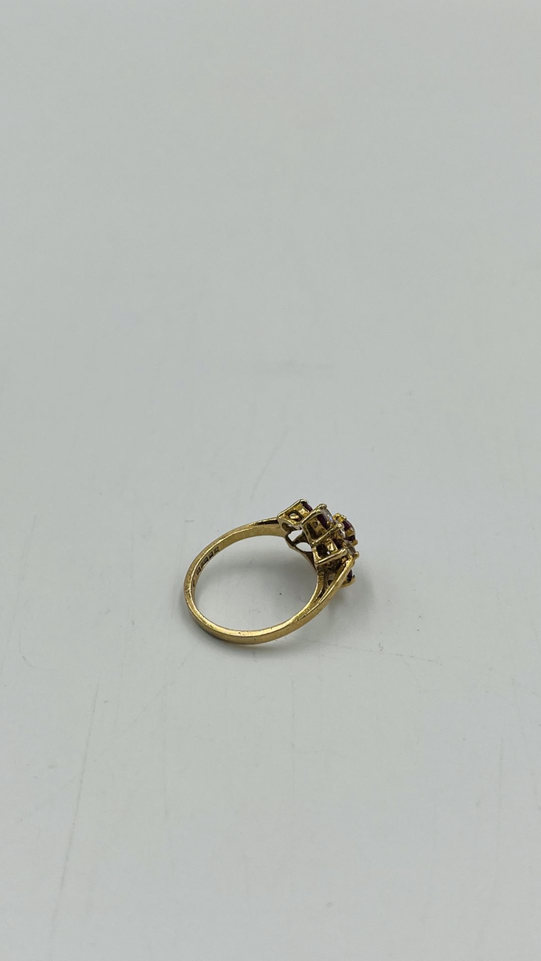 9ct gold daisy ring - Image 5 of 7