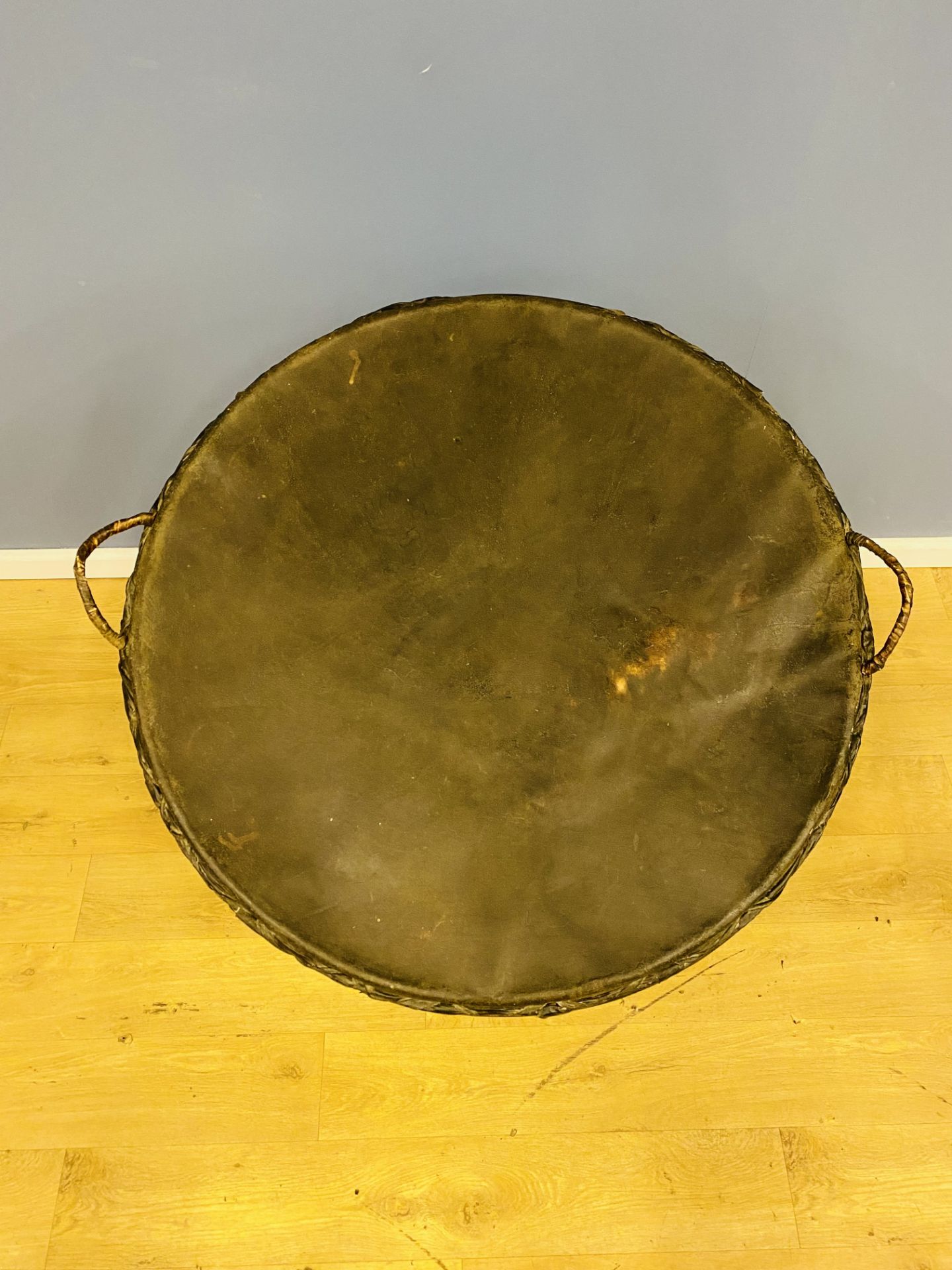 Contemporary African drum on metal stand - Image 2 of 6