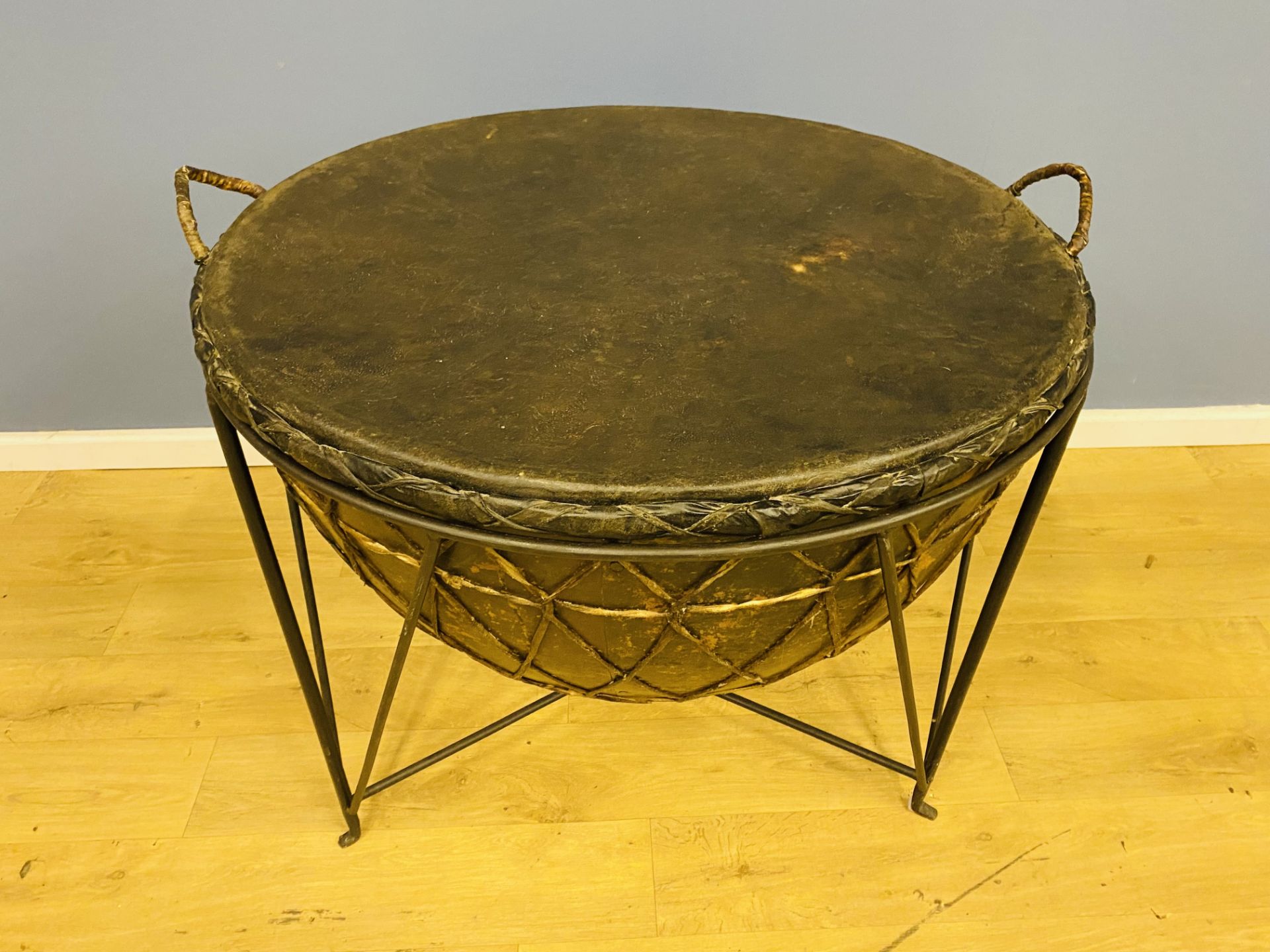 Contemporary African drum on metal stand - Image 6 of 6