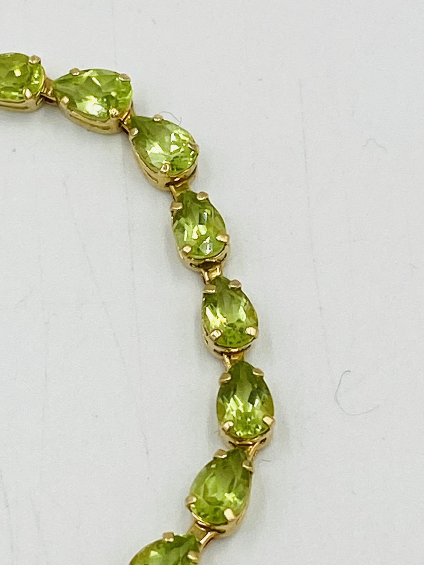 14ct gold bracelet set with green stones - Image 2 of 5