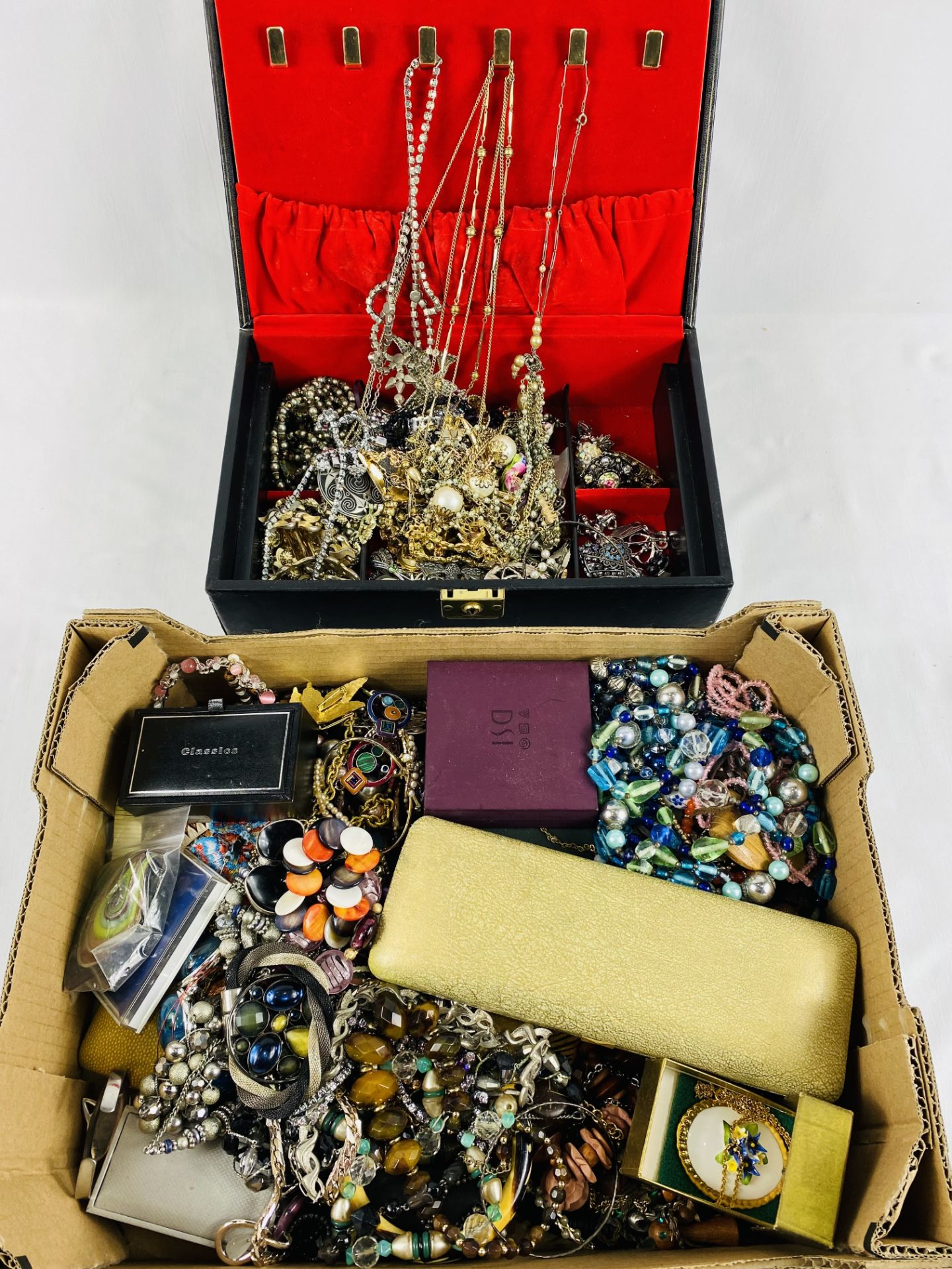 Quantity of costume jewellery