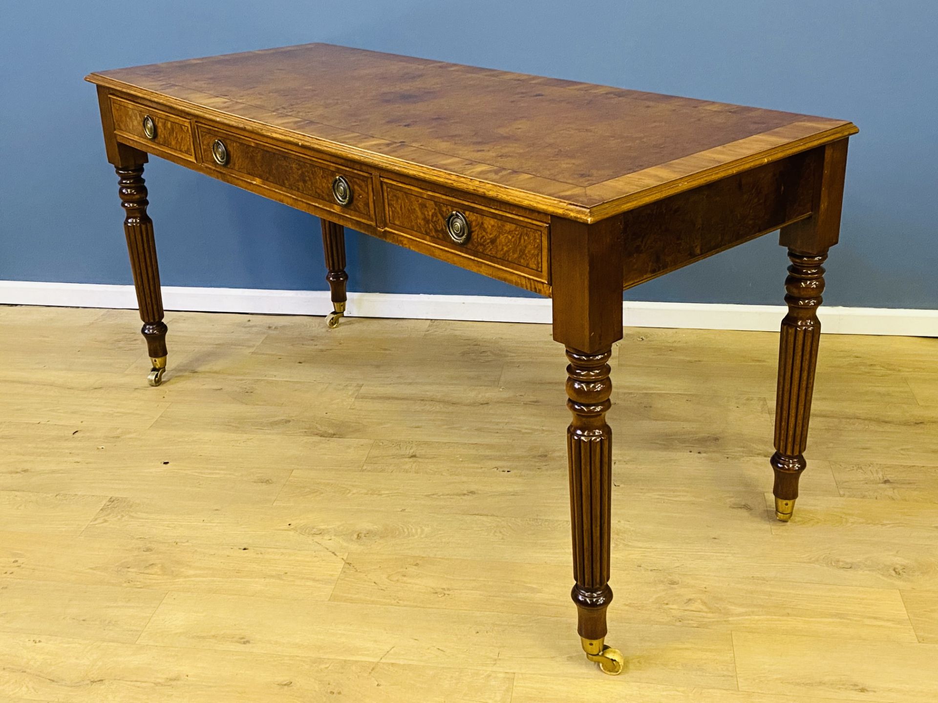 Reproduction burr walnut writing table - Image 5 of 7