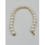 Pearl bracelet with 9ct gold clasp.