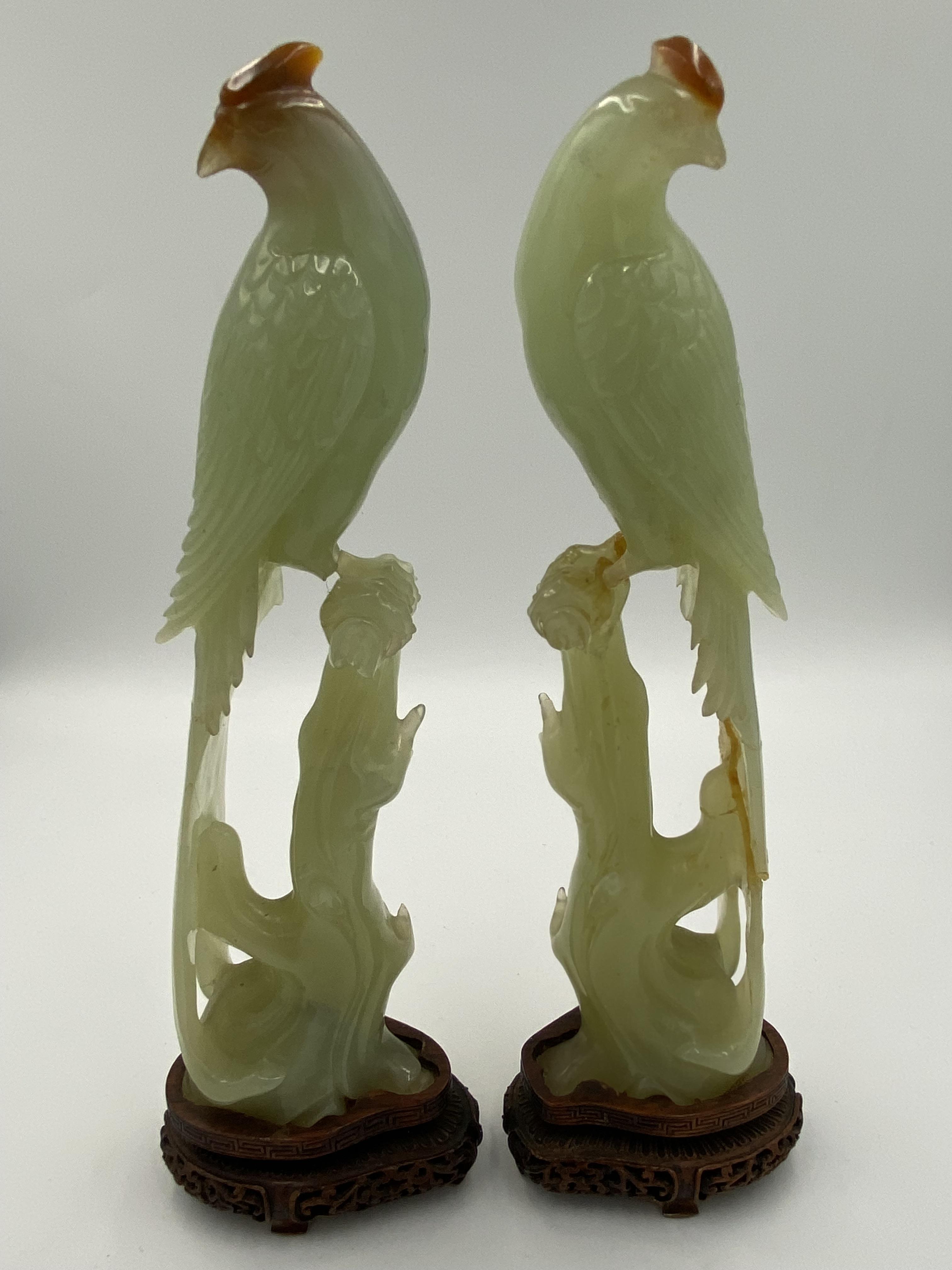 Pair of early 20th century chinese carved jade birds resting on tree stumps - Image 10 of 12