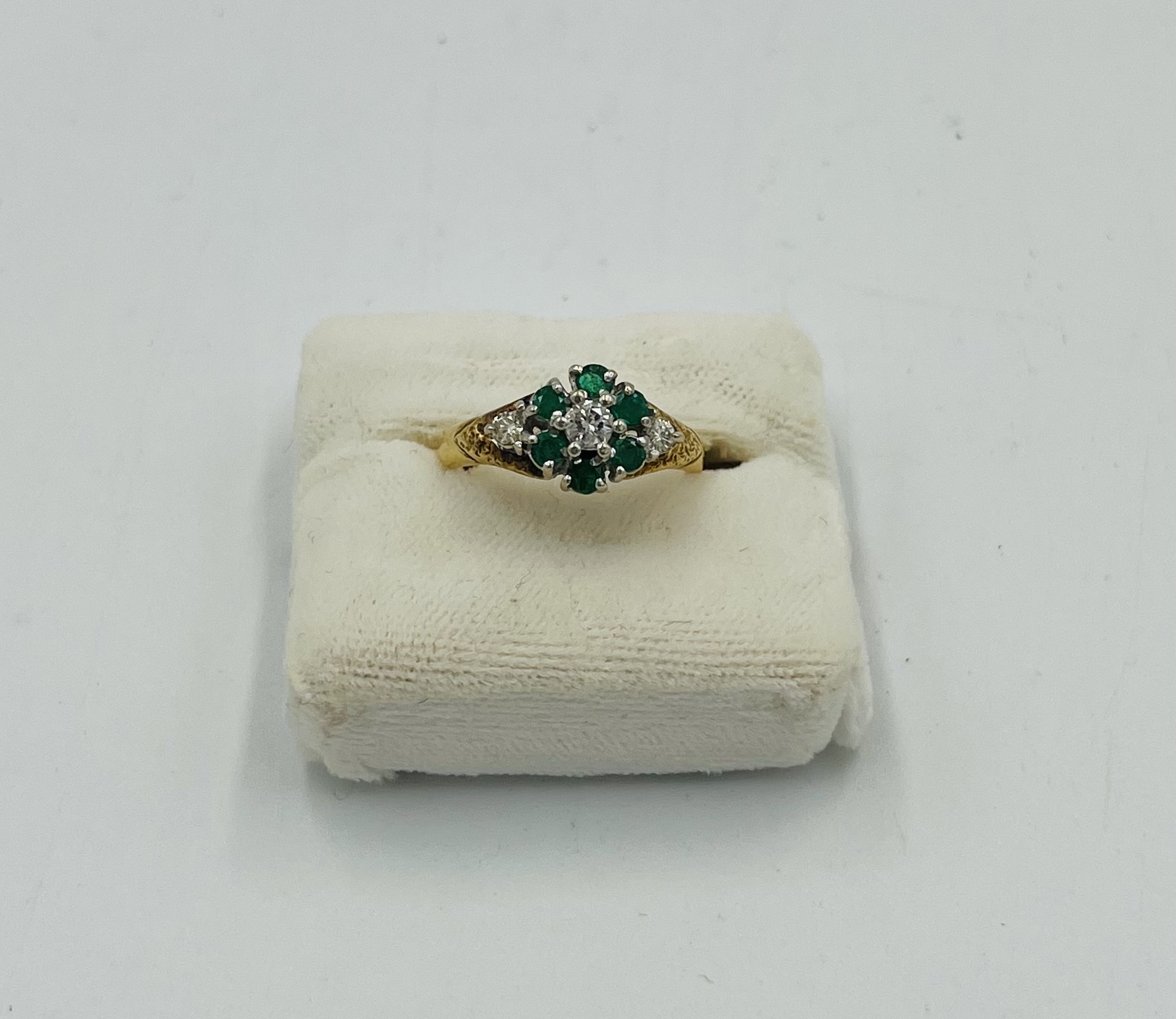 18ct gold ring set with diamonds and emeralds - Image 2 of 5