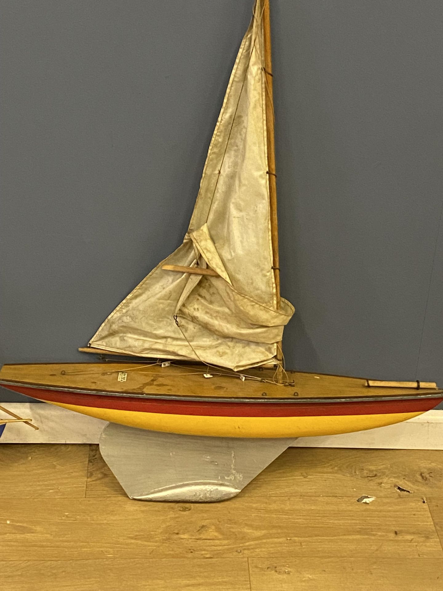 Two model sailing boats - Bild 2 aus 3