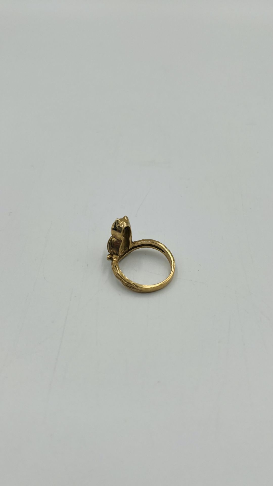 9ct gold ring in the style of an owl - Image 7 of 8