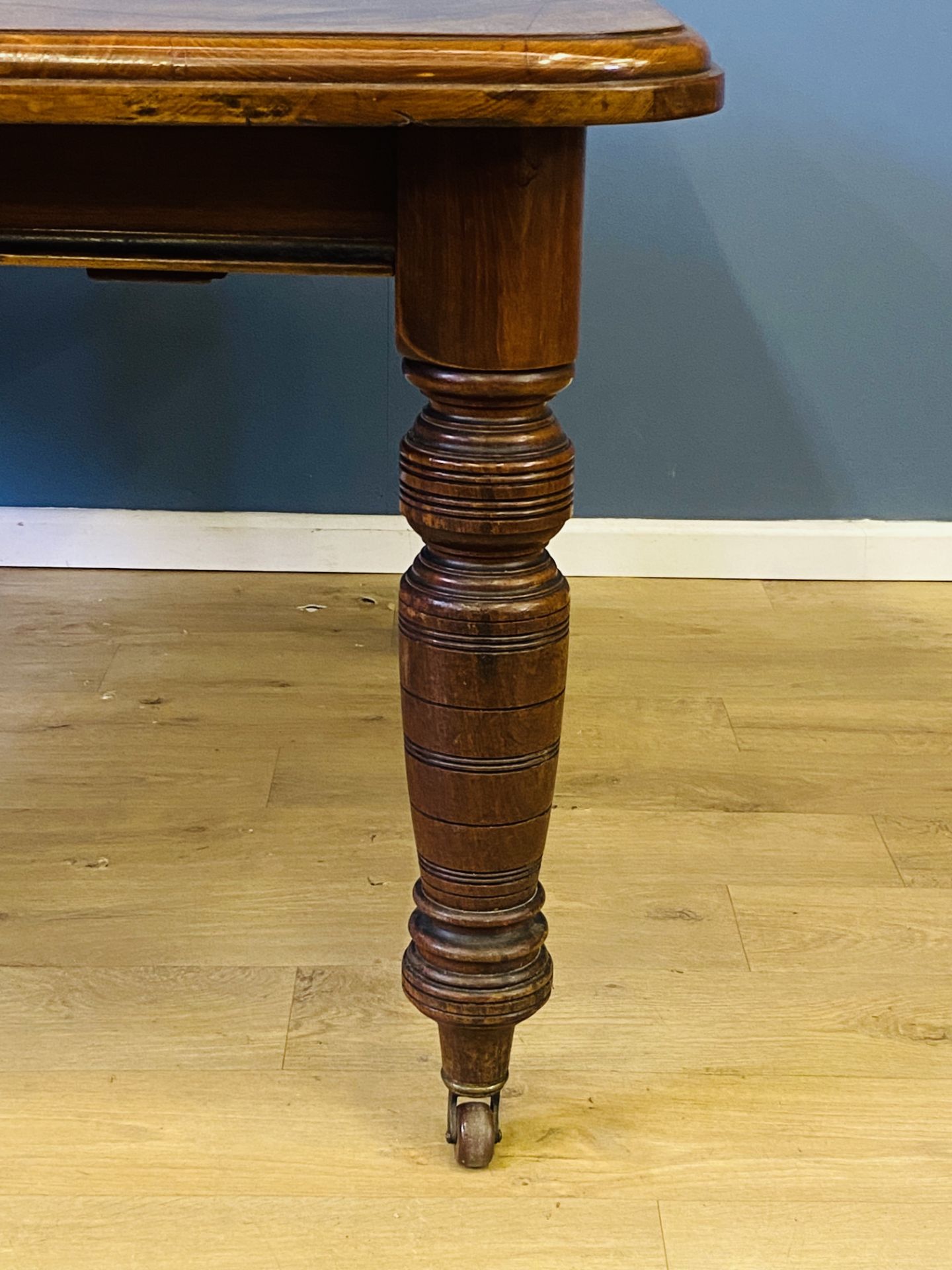 Late Victorian walnut extending dining table - Image 4 of 7