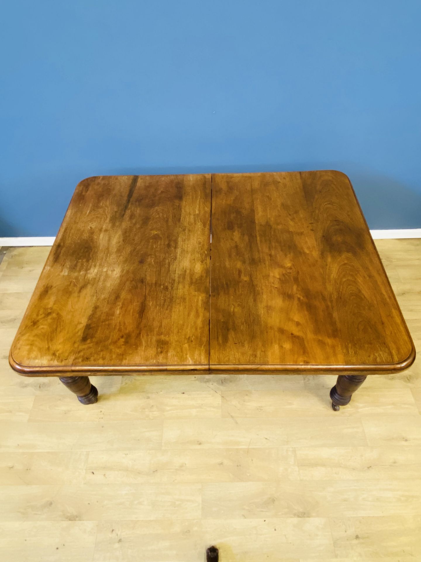 Late Victorian walnut extending dining table - Image 2 of 7