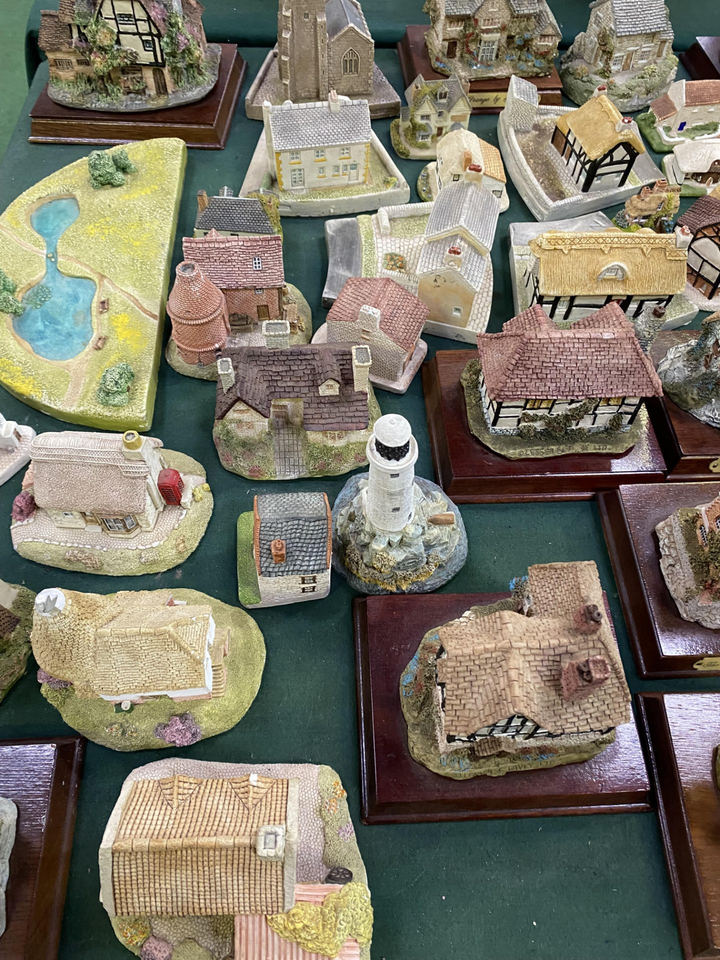 Collection of ceramic cottages - Image 3 of 4