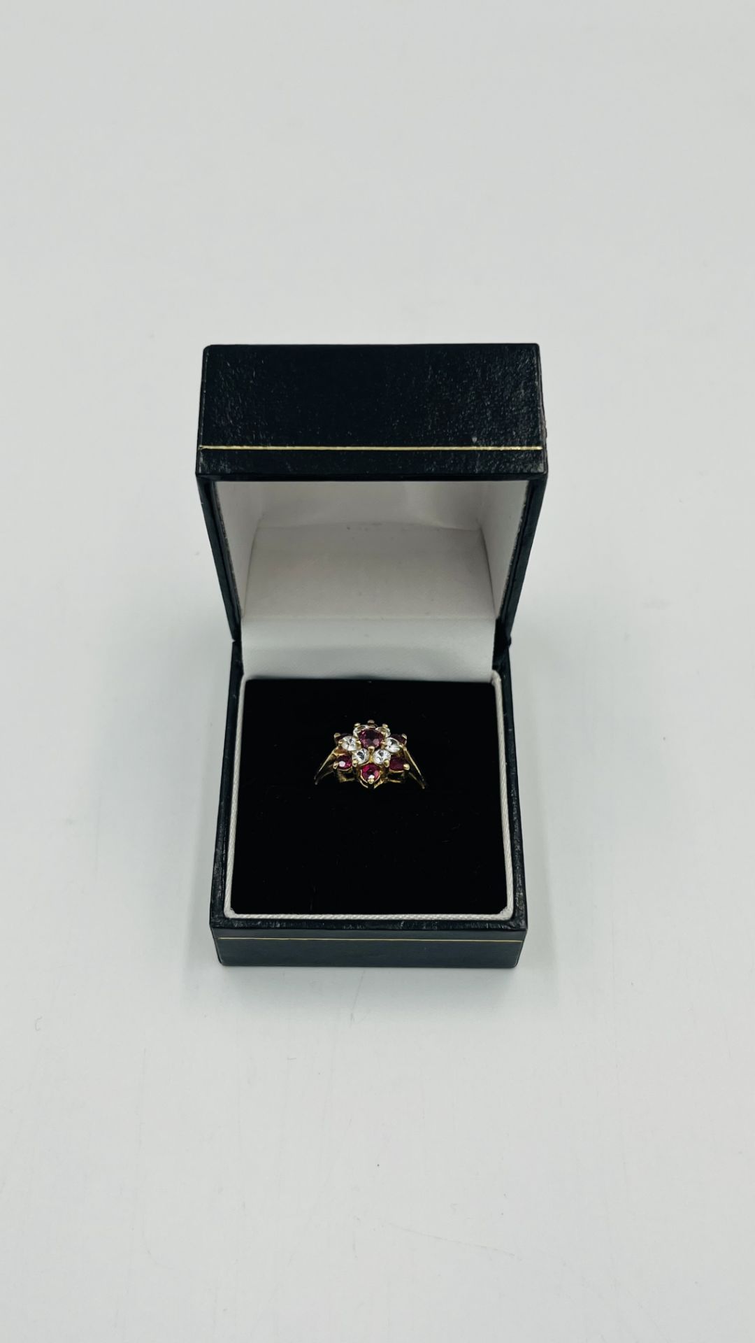 9ct gold daisy ring - Image 2 of 7