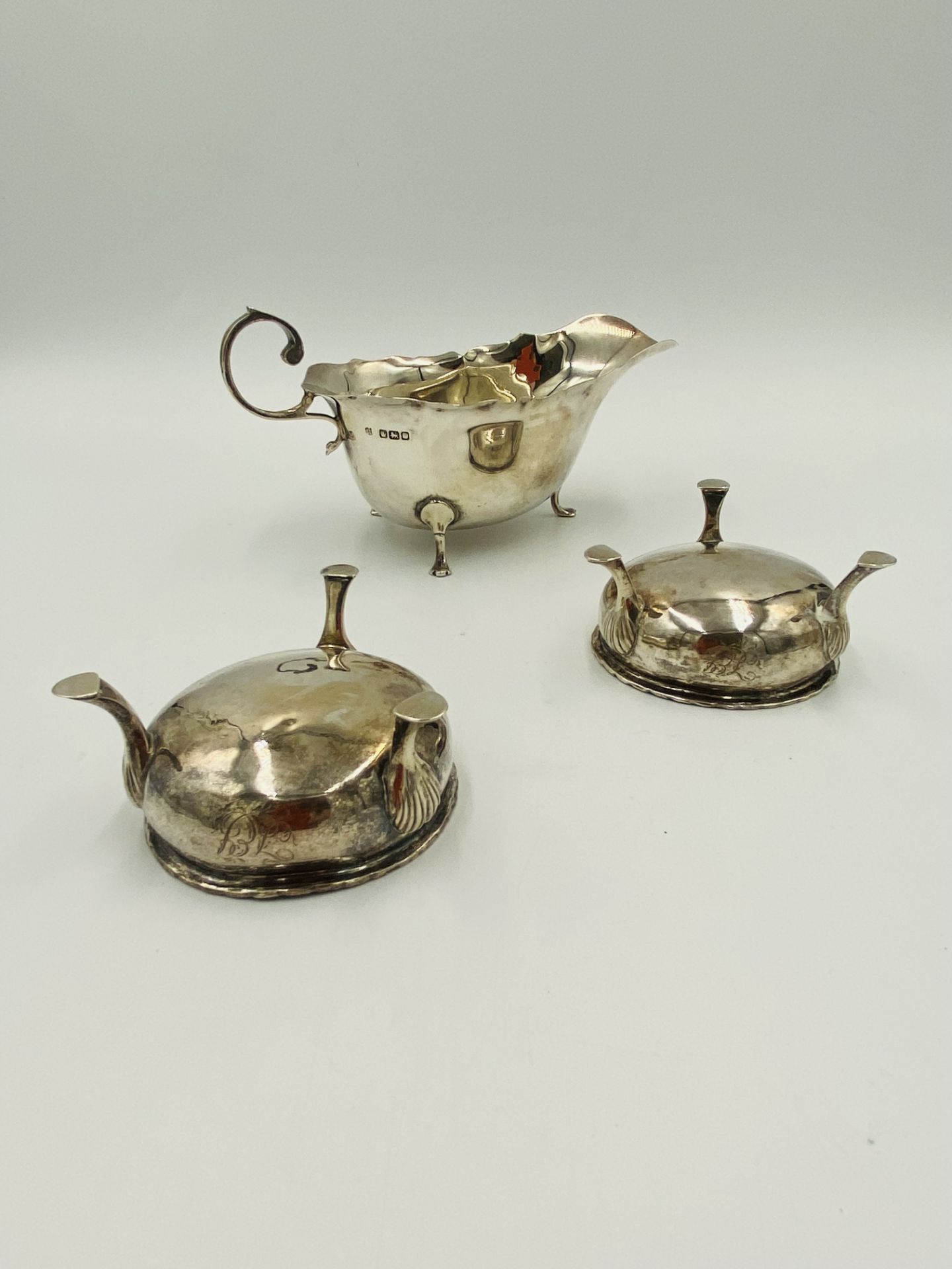 Silver sauce boat with two silver salts - Bild 3 aus 5