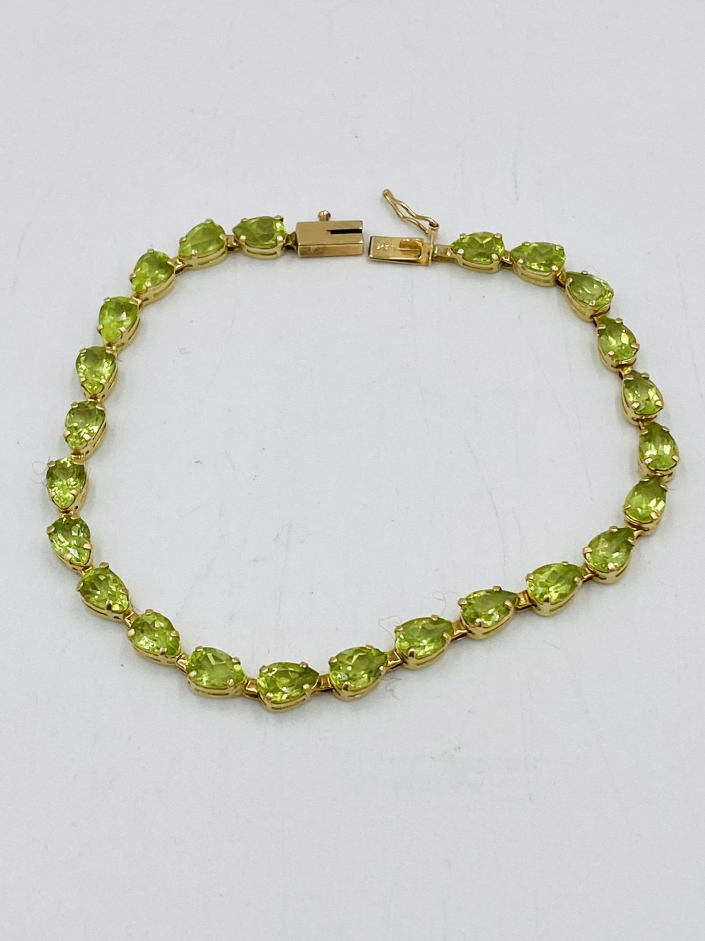 14ct gold bracelet set with green stones
