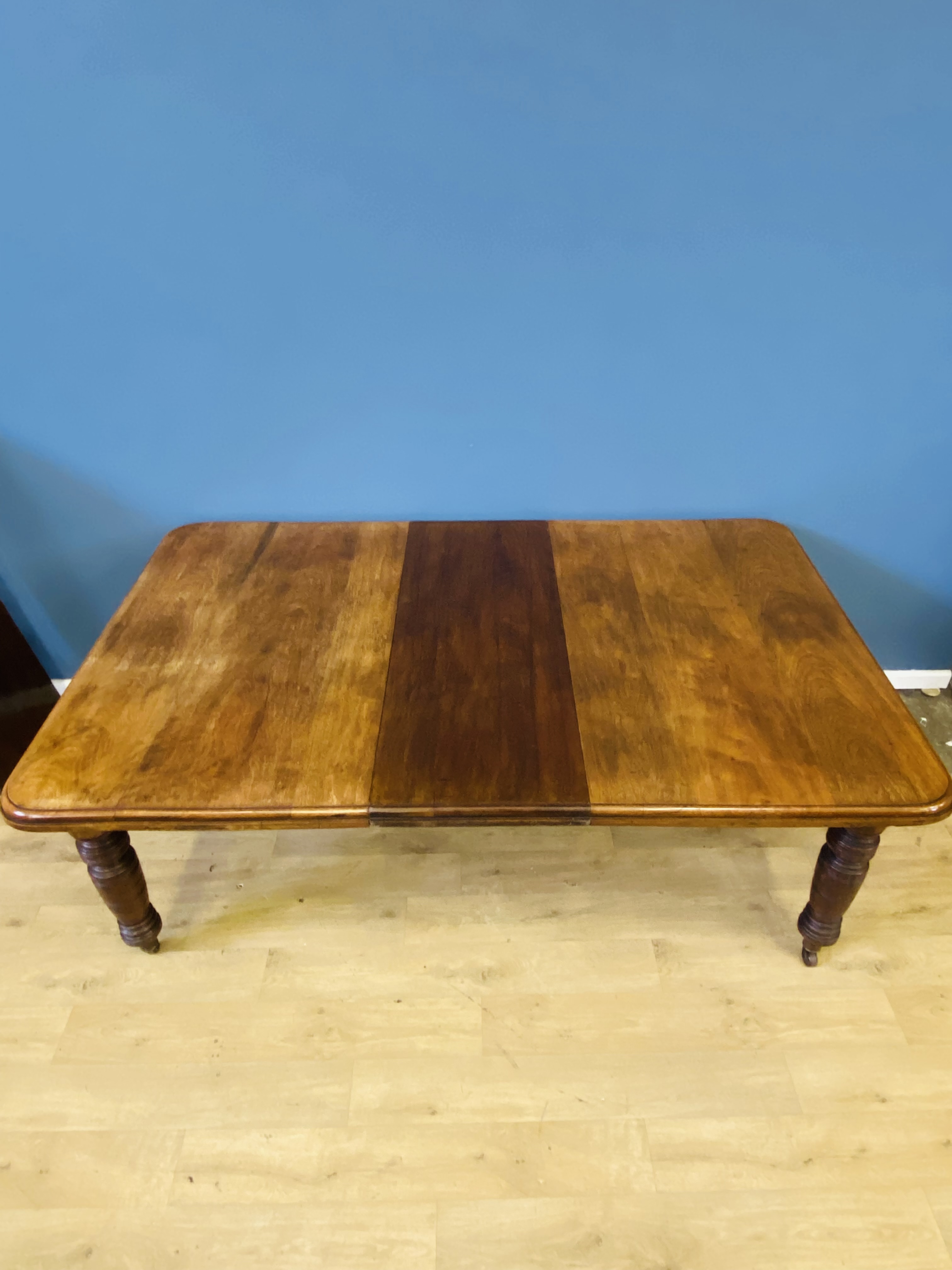 Late Victorian walnut extending dining table - Image 7 of 7