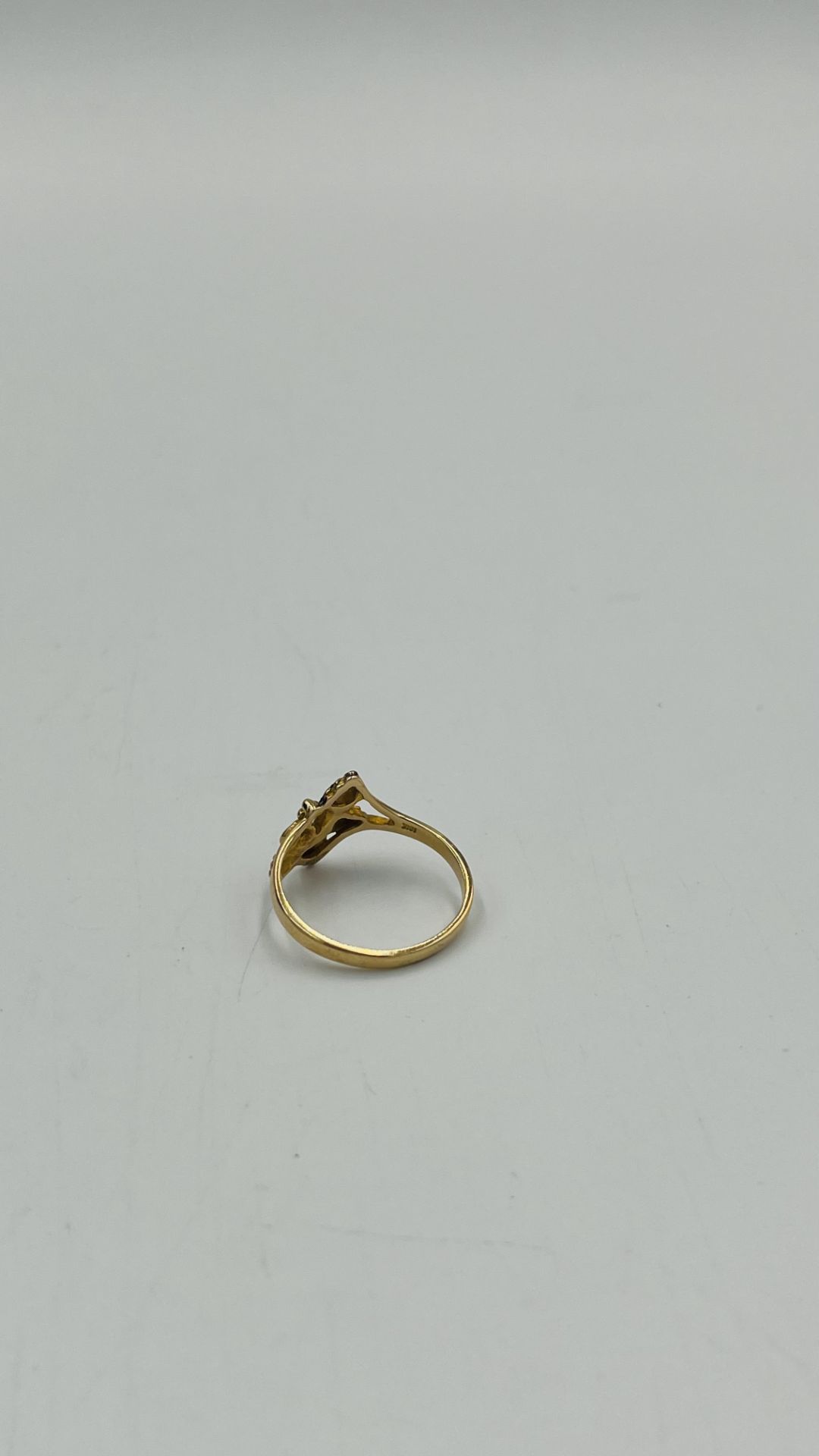 10ct gold ring together with a matching pair of 10ct gold earrings - Bild 5 aus 6