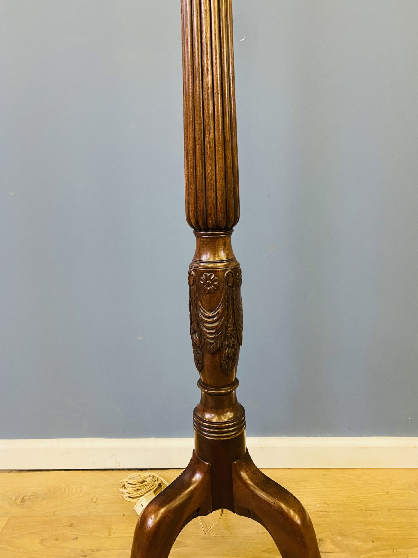 Mahogany standard lamp - Image 3 of 4