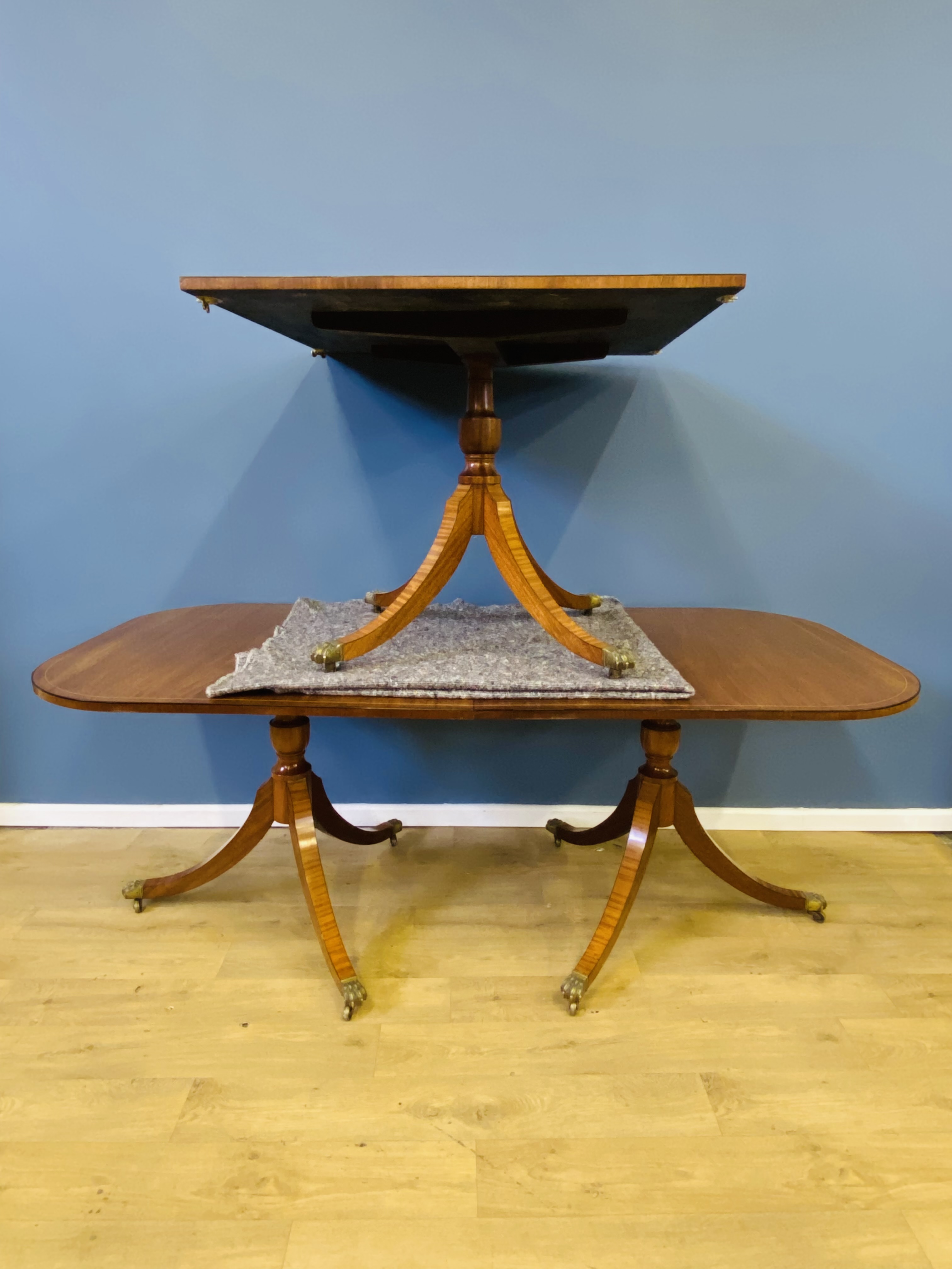 Mahogany triple pillar dining table - Image 5 of 5