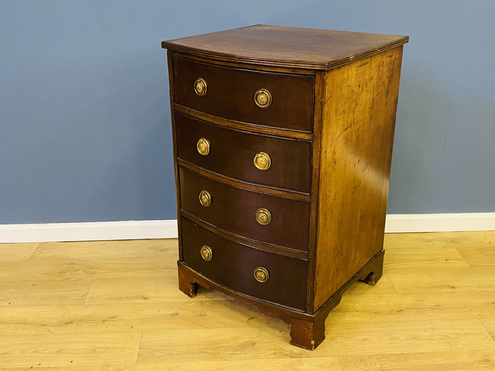 Mahogany bow fronted chest of drawers - Image 2 of 5