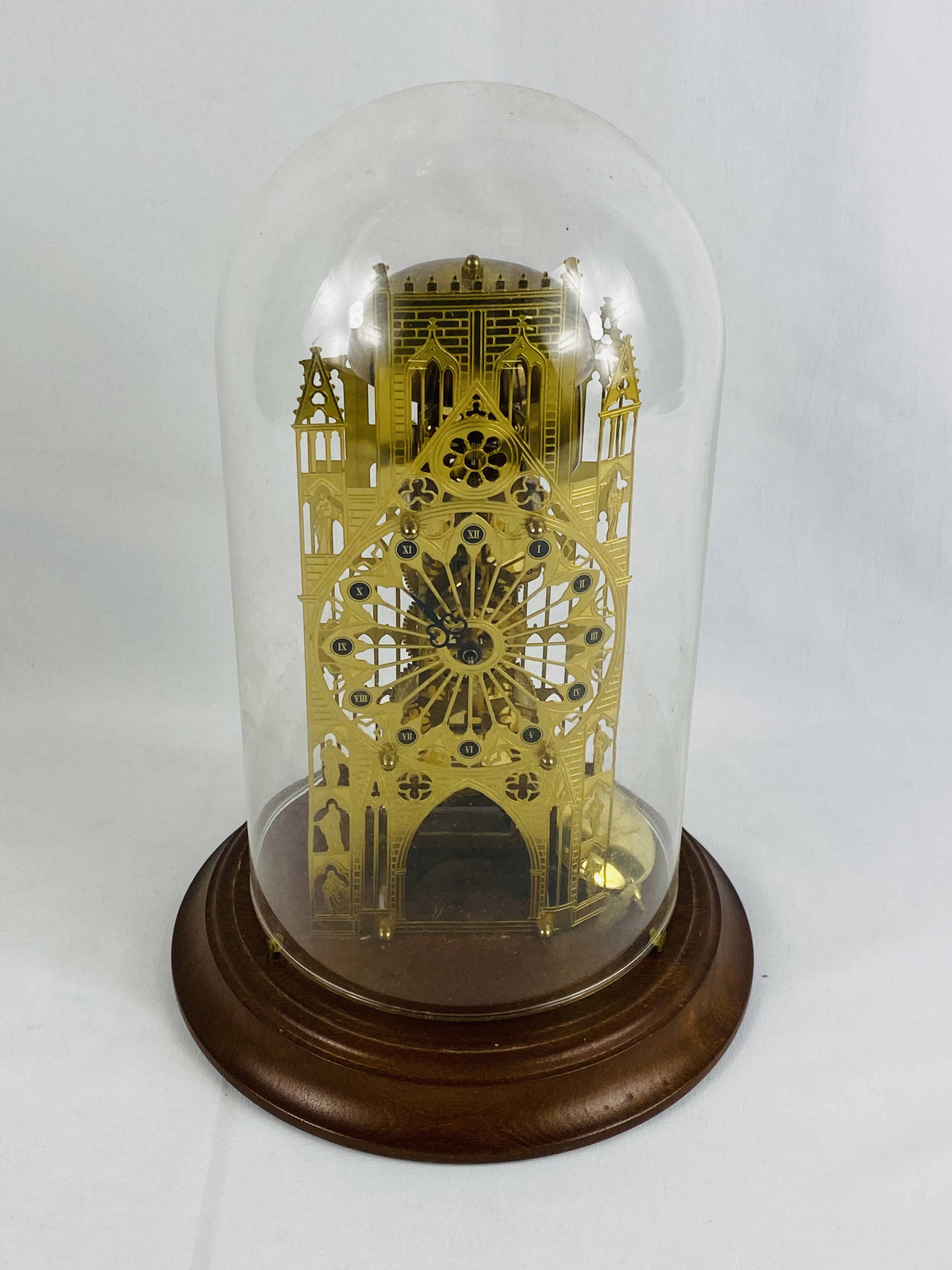 Brass skeleton clock on wood base - Image 2 of 6