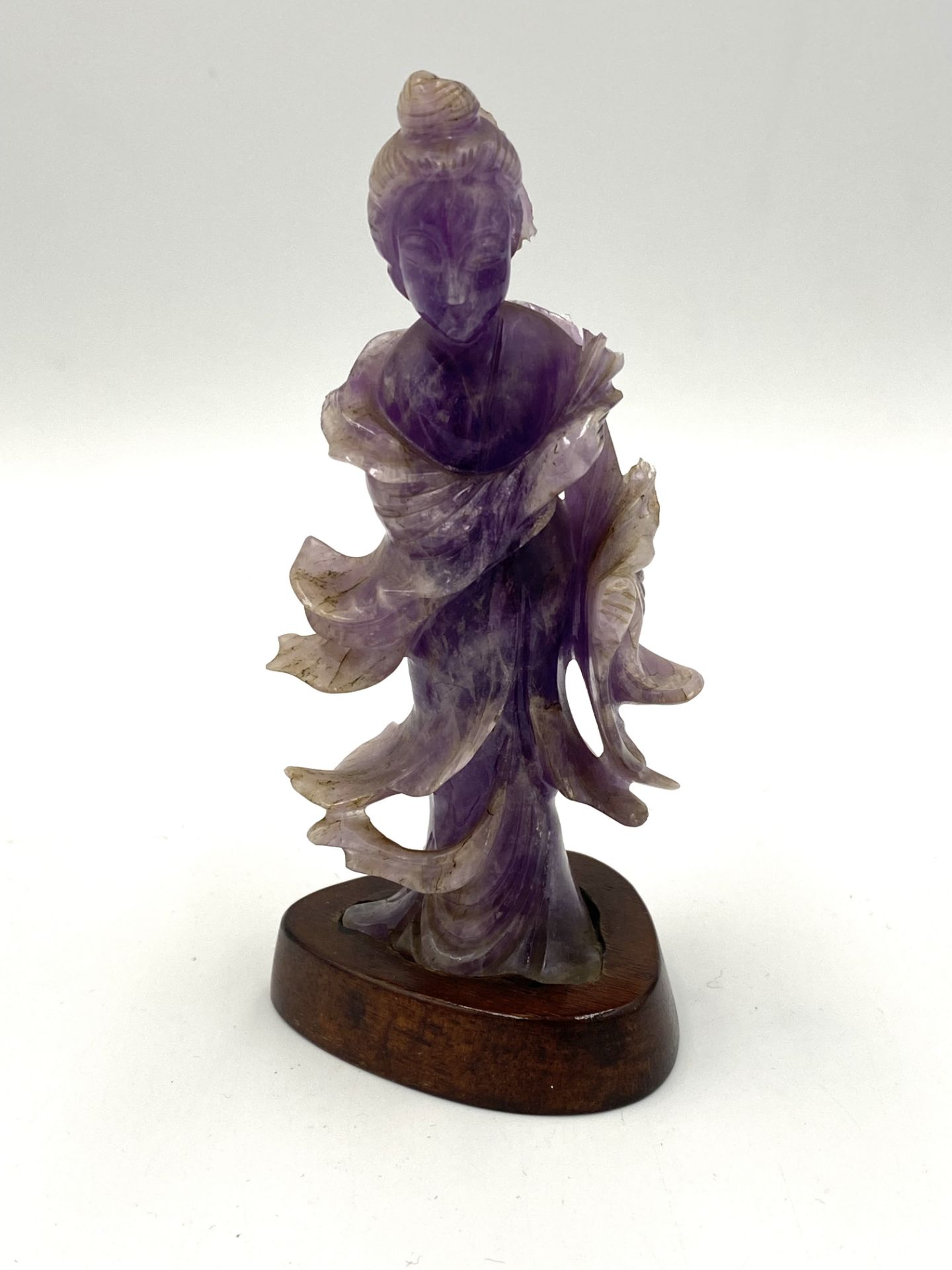 Early 20th century chinese carved amethyst figure of Guanyin - Image 2 of 6