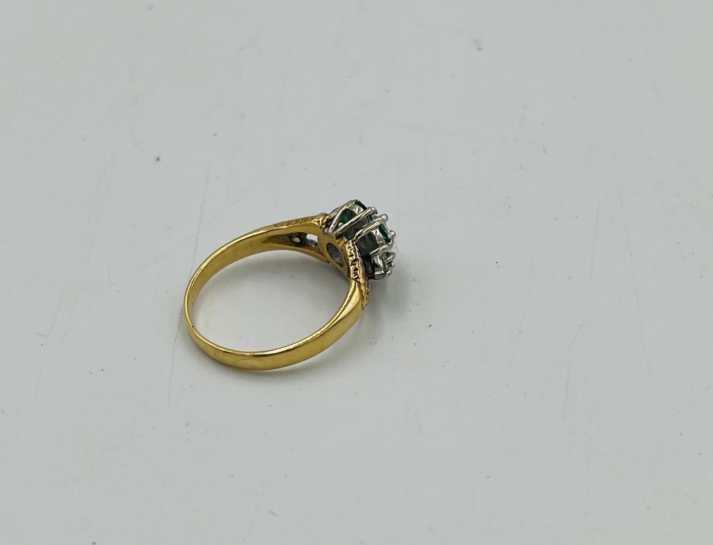 18ct gold ring set with diamonds and emeralds - Image 4 of 5