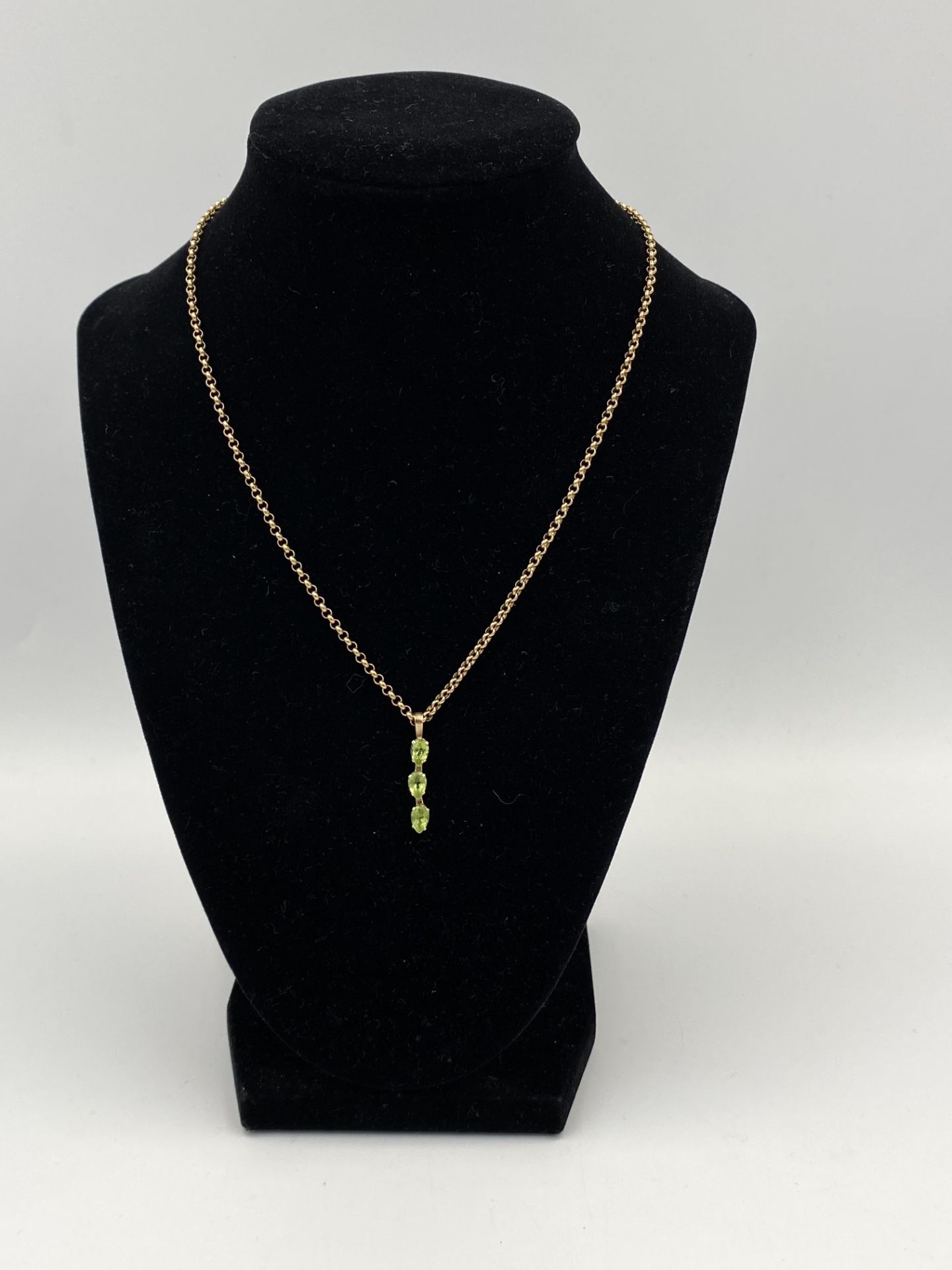 9ct gold chain with yellow metal and green stone pendant - Image 3 of 5