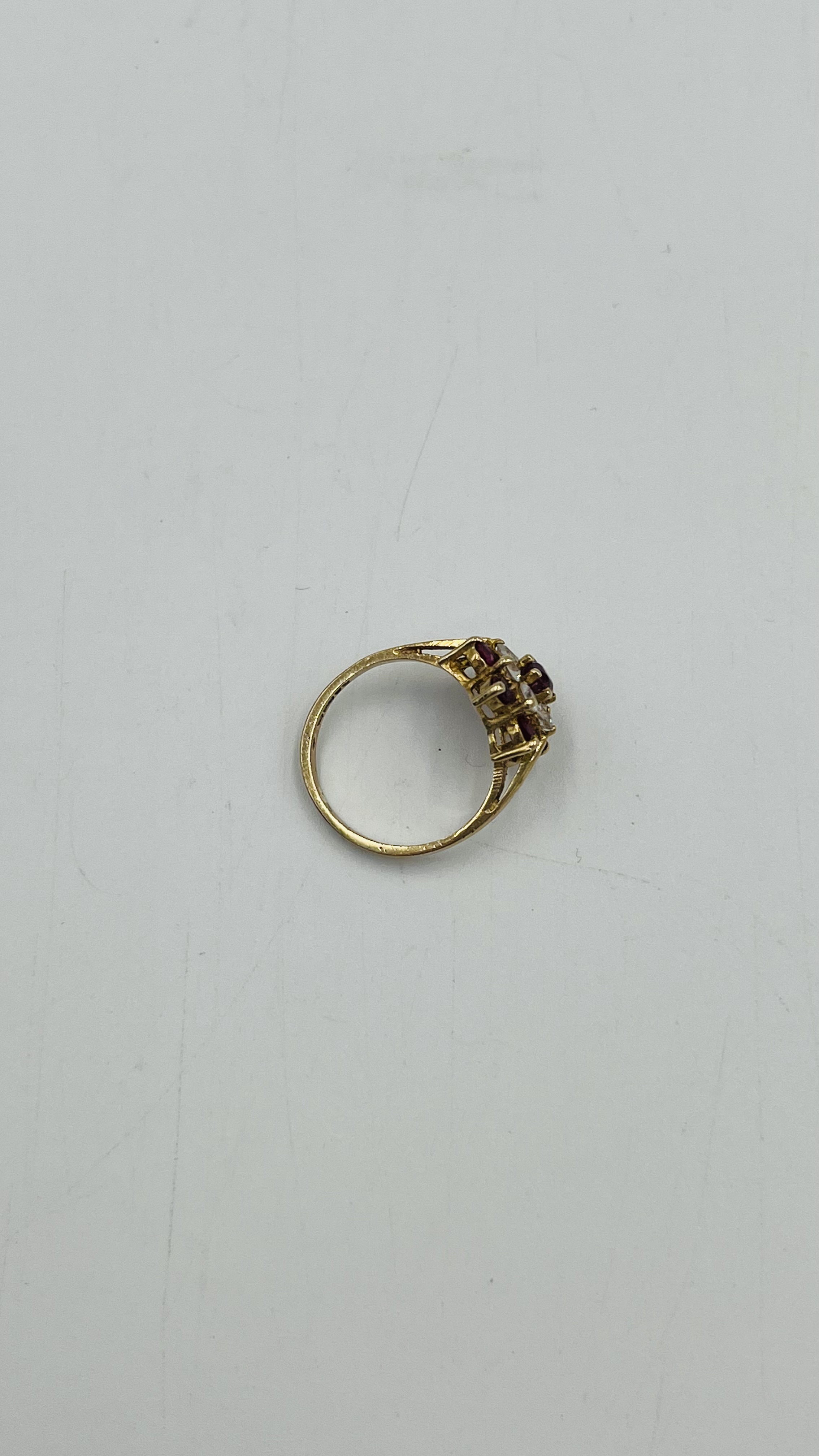 9ct gold daisy ring - Image 6 of 7