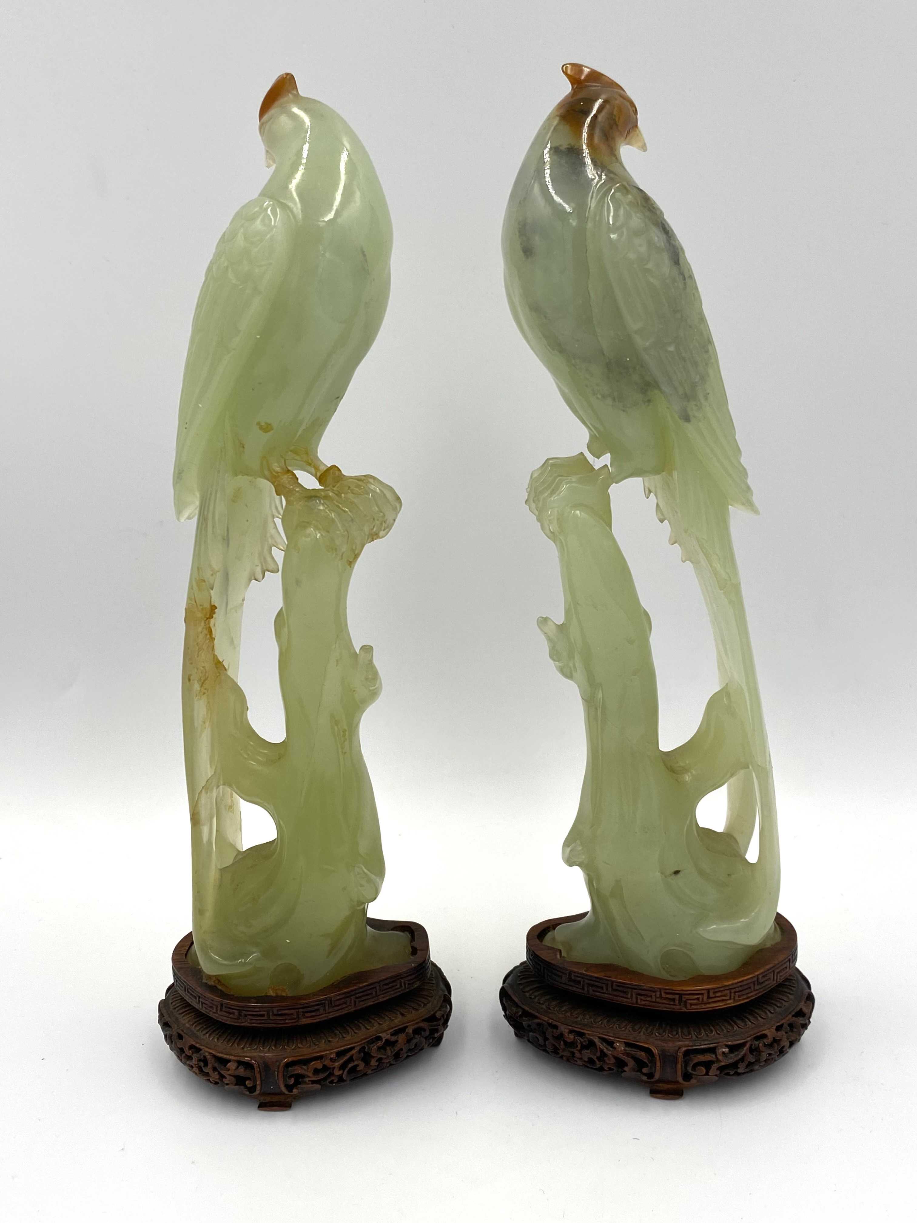 Pair of early 20th century chinese carved jade birds resting on tree stumps - Image 2 of 12