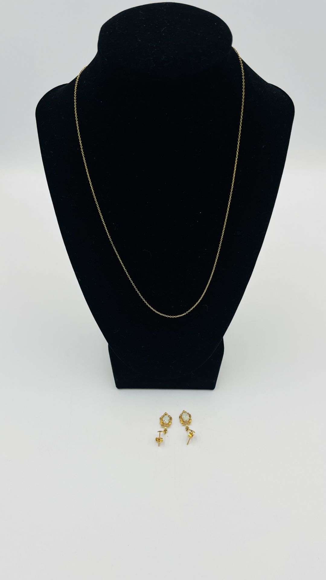 Pair of 9ct earrings together with a 9ct gold chain - Image 4 of 4