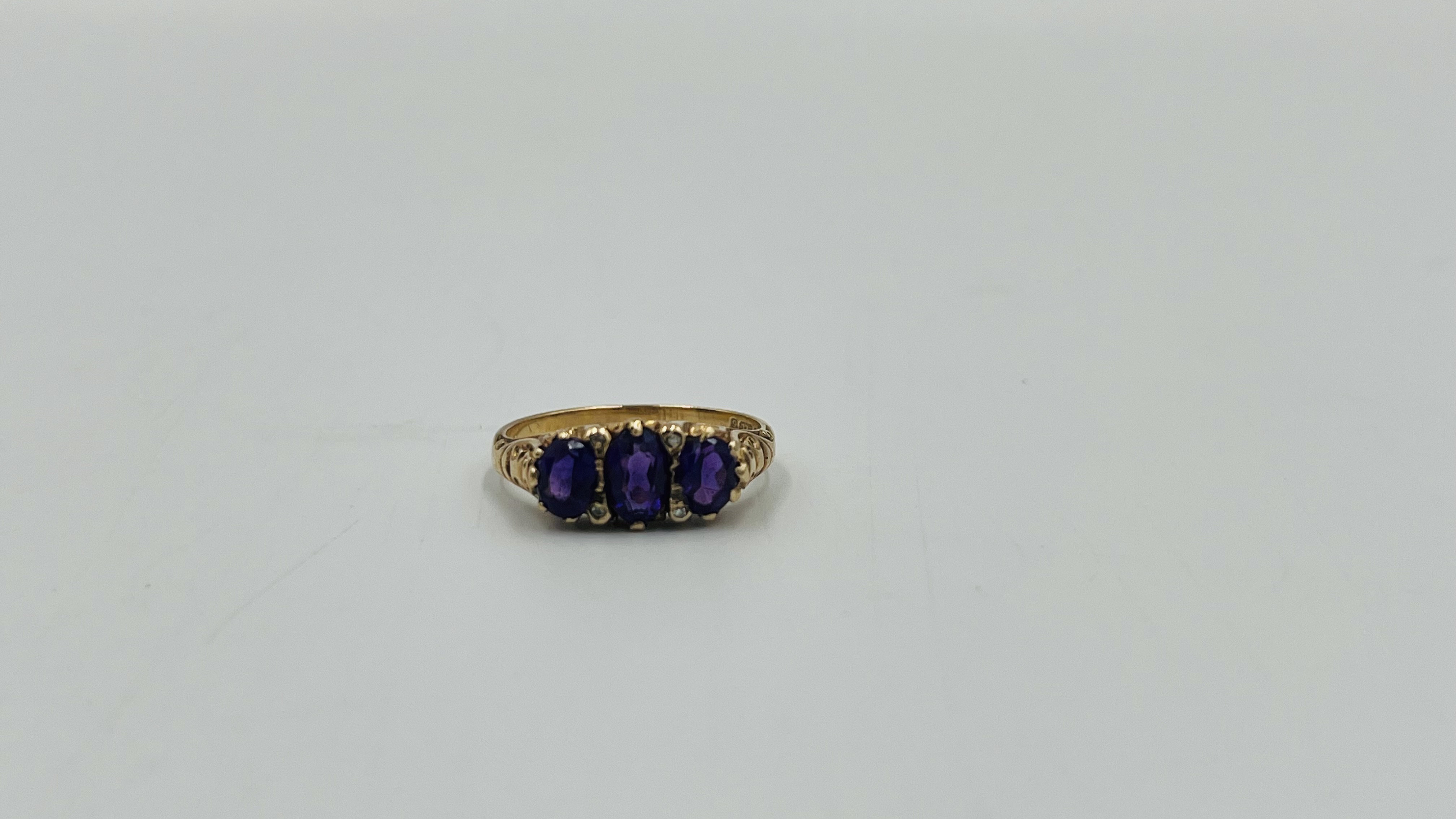 9ct gold ring set with three amethysts - Image 2 of 5