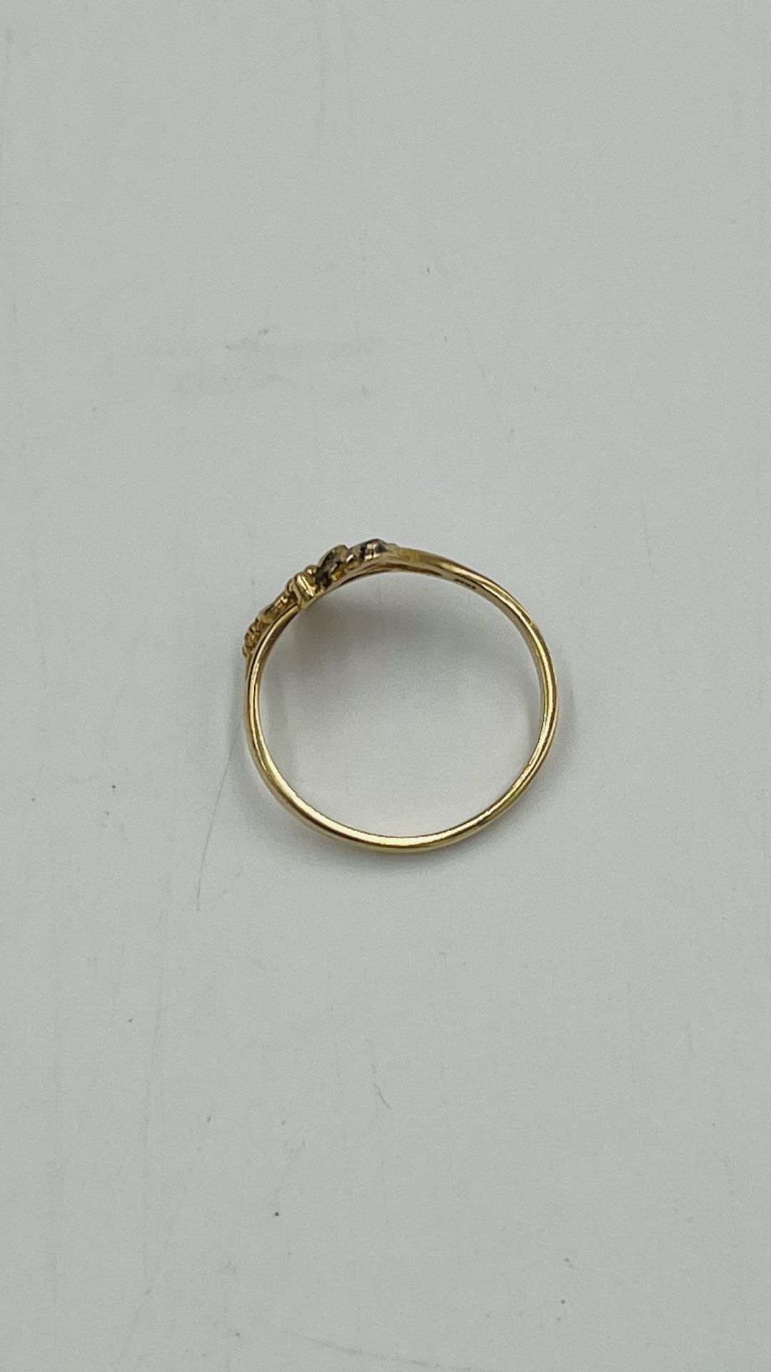 10ct gold ring together with a matching pair of 10ct gold earrings - Bild 6 aus 6