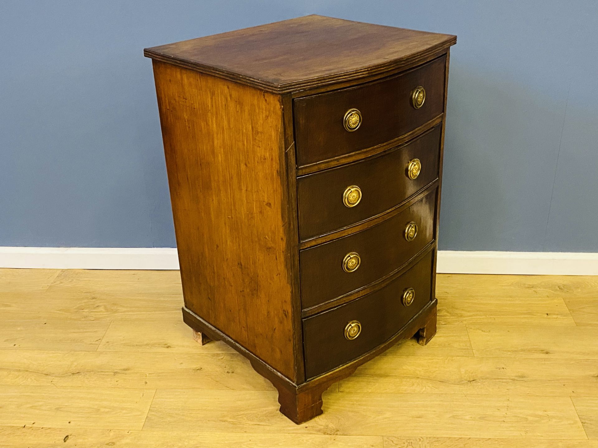 Mahogany bow fronted chest of drawers - Image 3 of 5