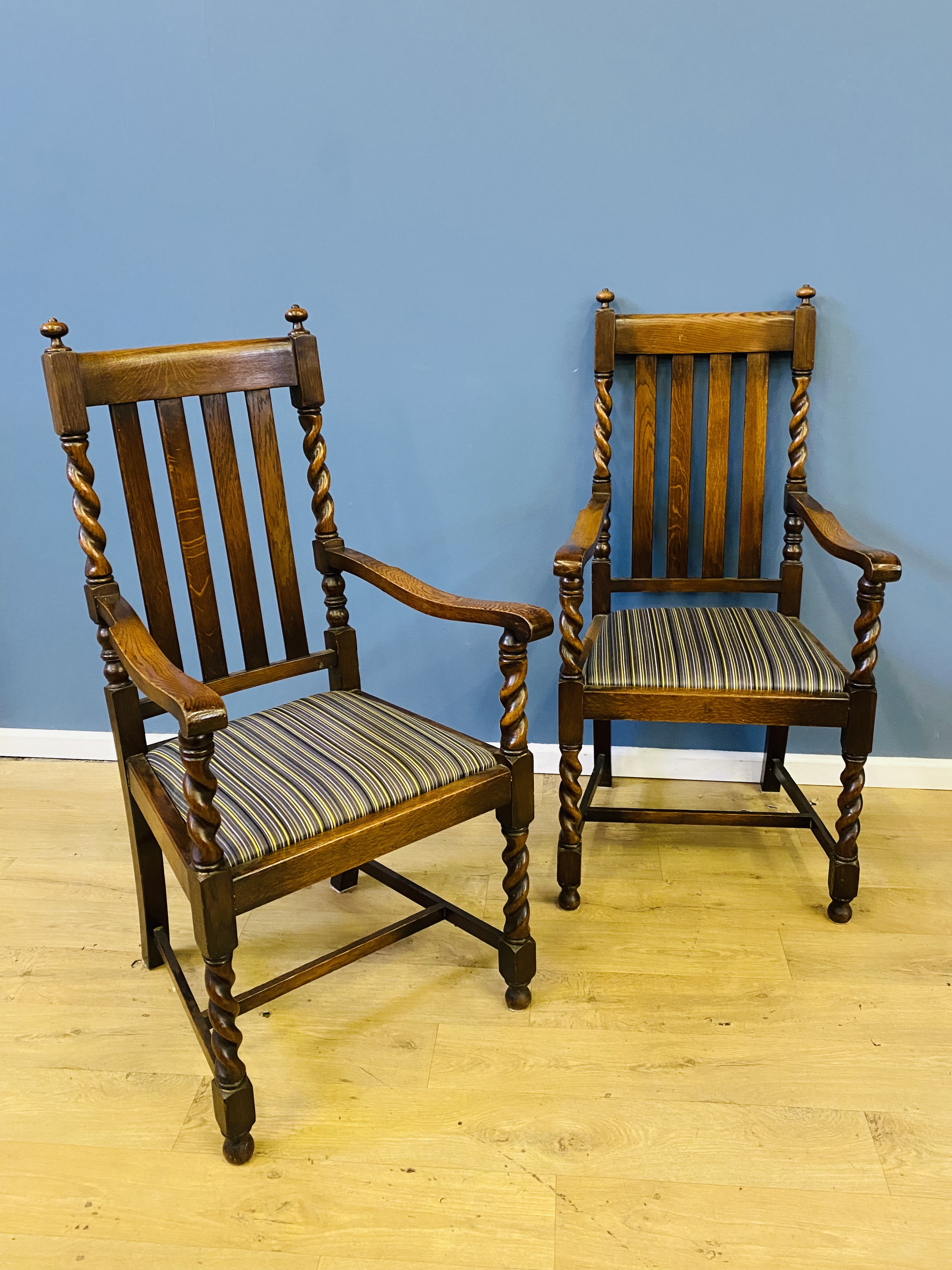 Pair of oak carver chairs - Image 2 of 4