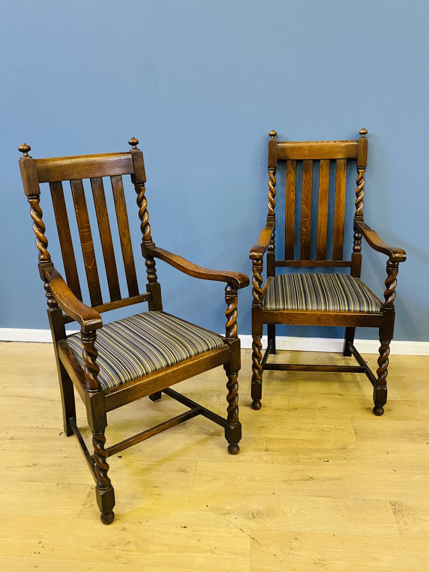 Pair of oak carver chairs - Bild 2 aus 4