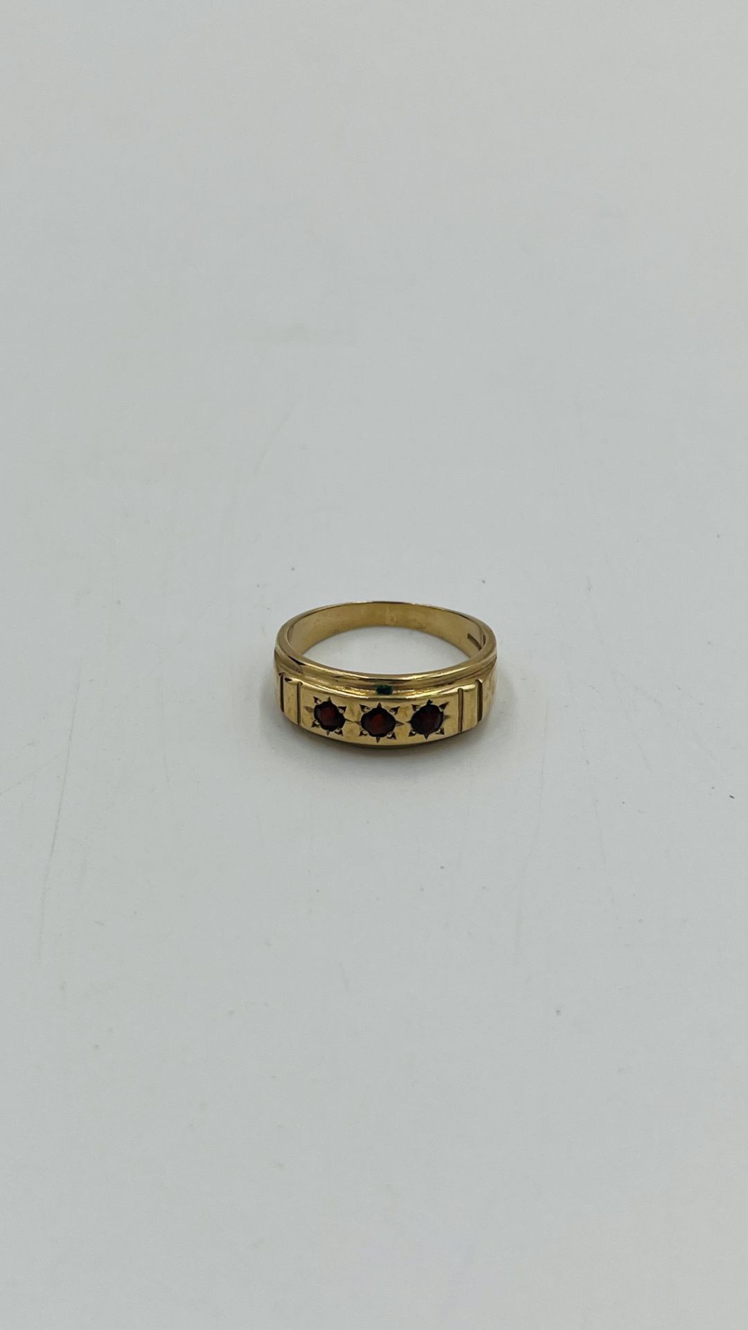 9ct gold ring set with three garnets - Image 5 of 6