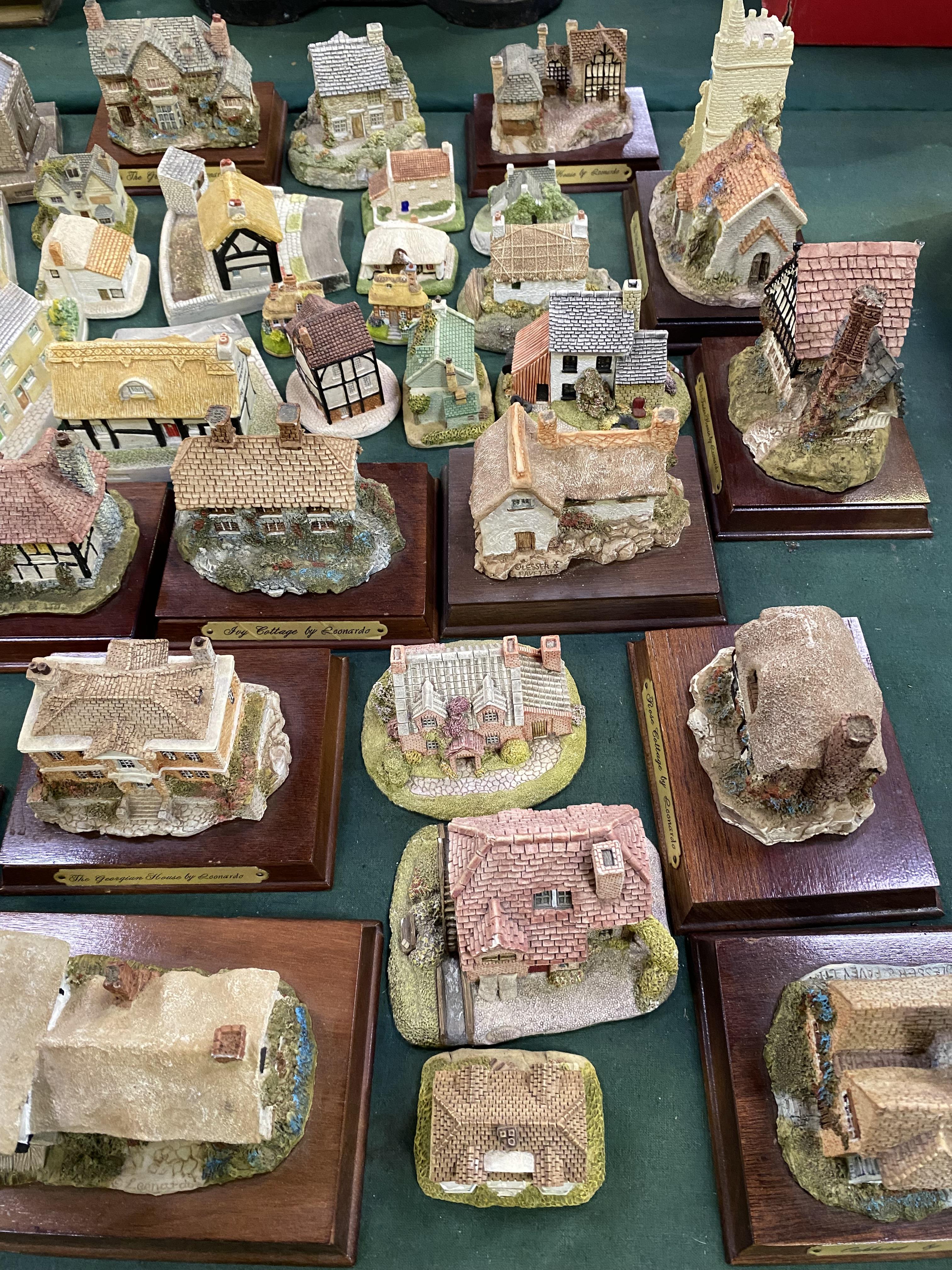 Collection of ceramic cottages - Image 2 of 4