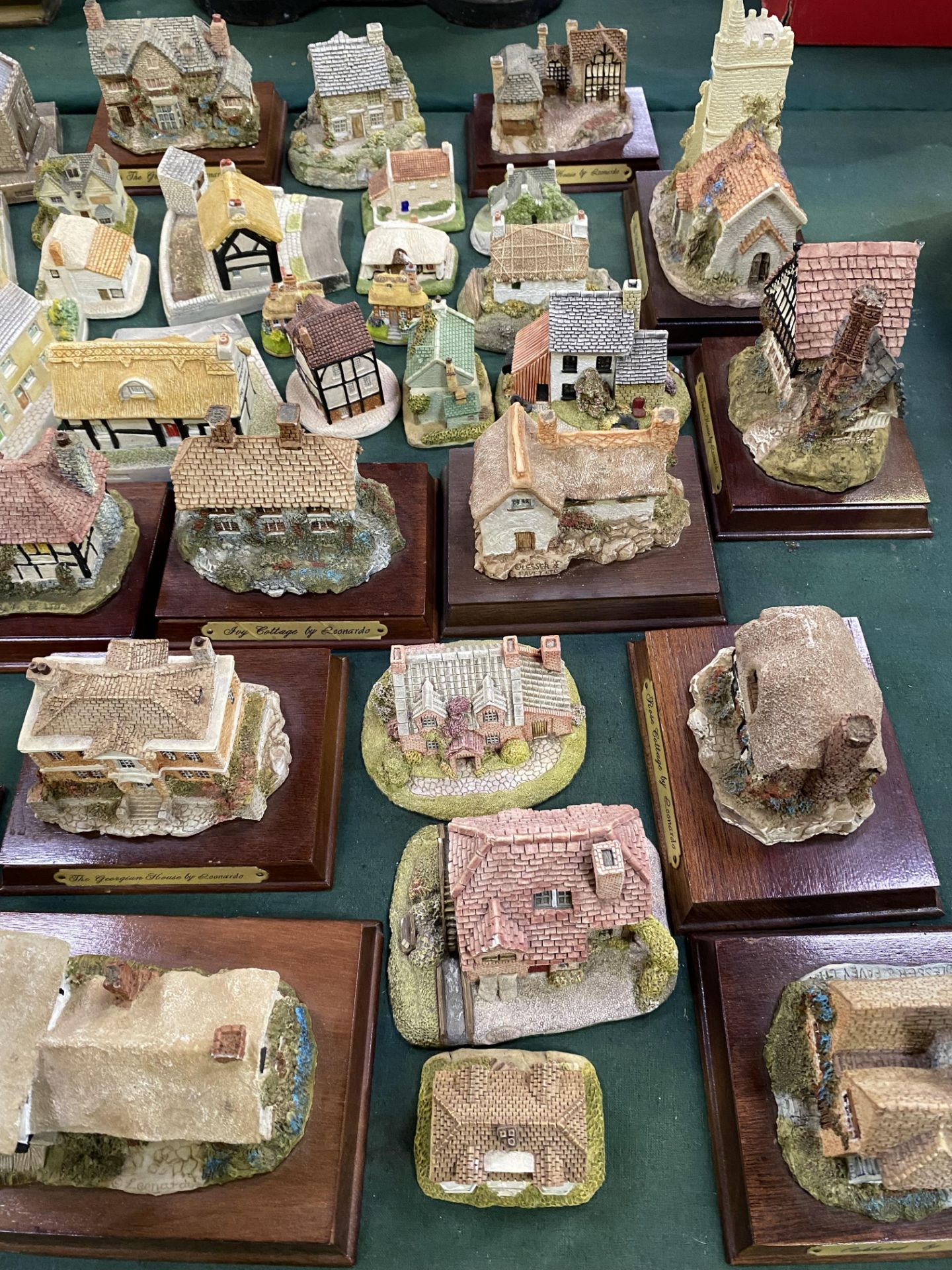 Collection of ceramic cottages - Image 2 of 4