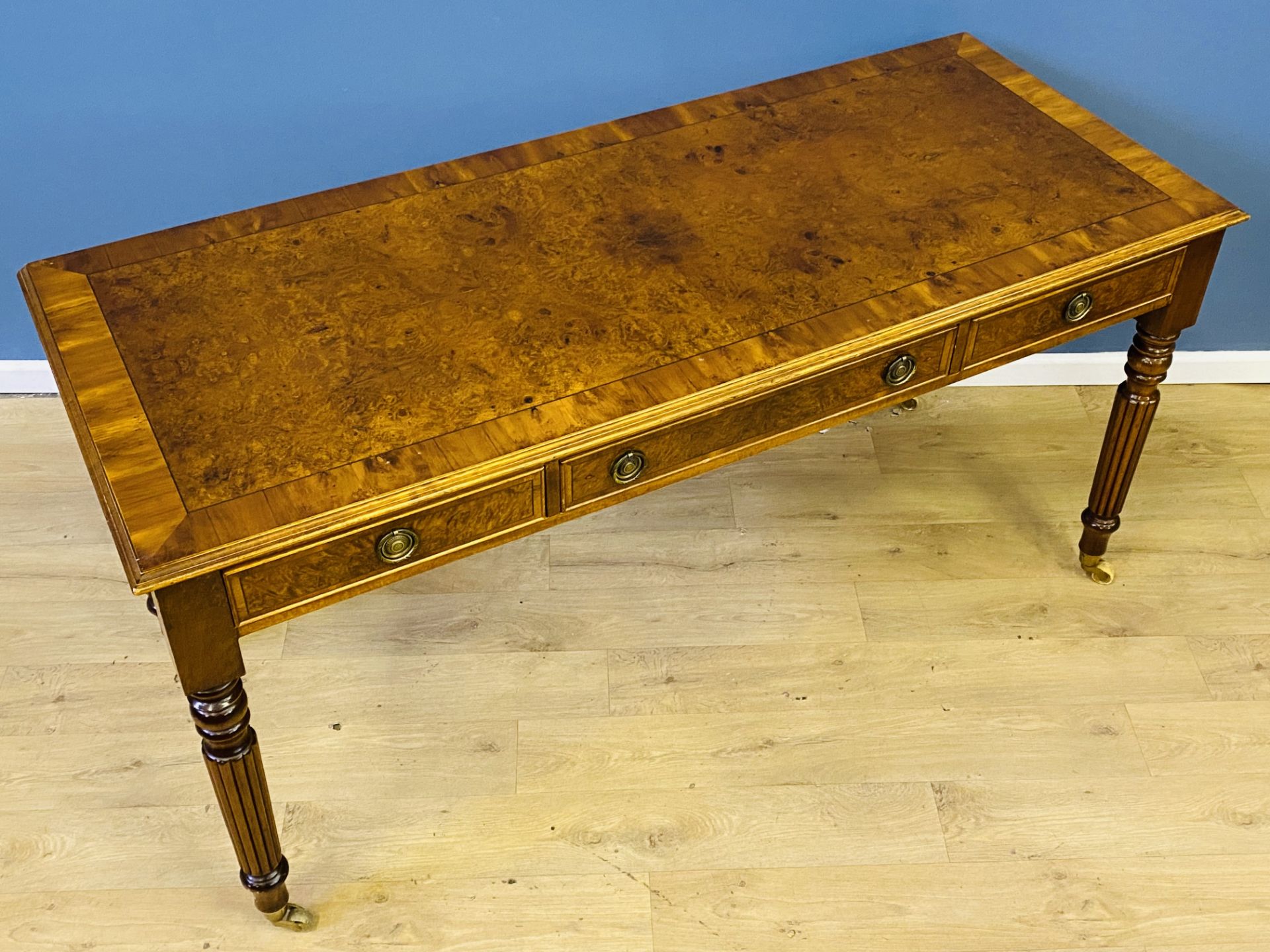 Reproduction burr walnut writing table - Image 4 of 7