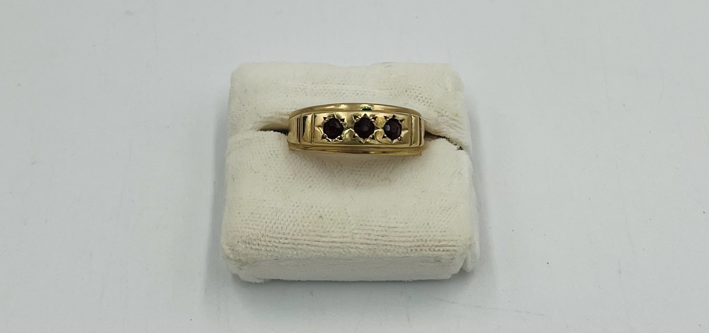 9ct gold ring set with three garnets