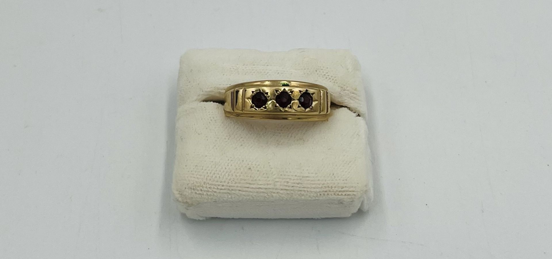 9ct gold ring set with three garnets