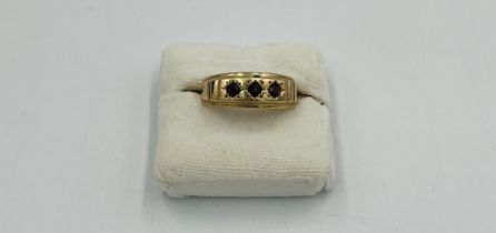9ct gold ring set with three garnets
