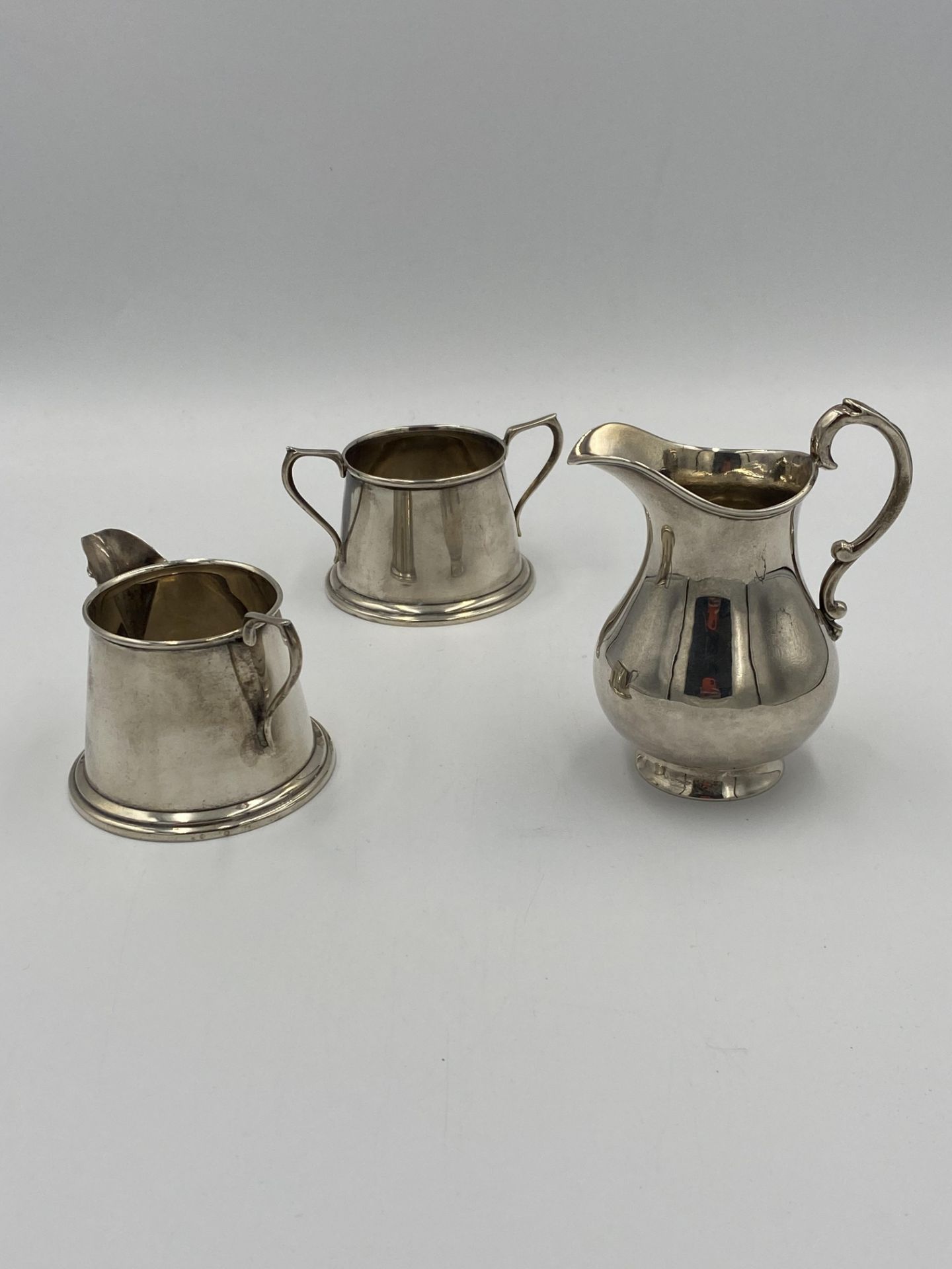 A silver milk jug and bowl, together with a silver milk jug - Bild 4 aus 4