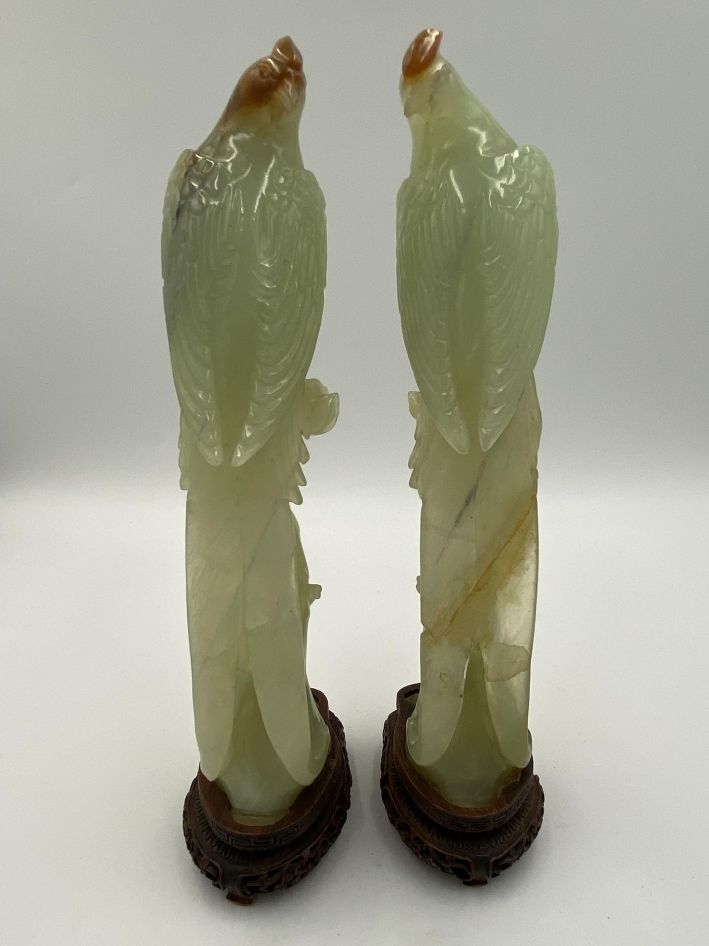 Pair of early 20th century chinese carved jade birds resting on tree stumps - Image 11 of 12